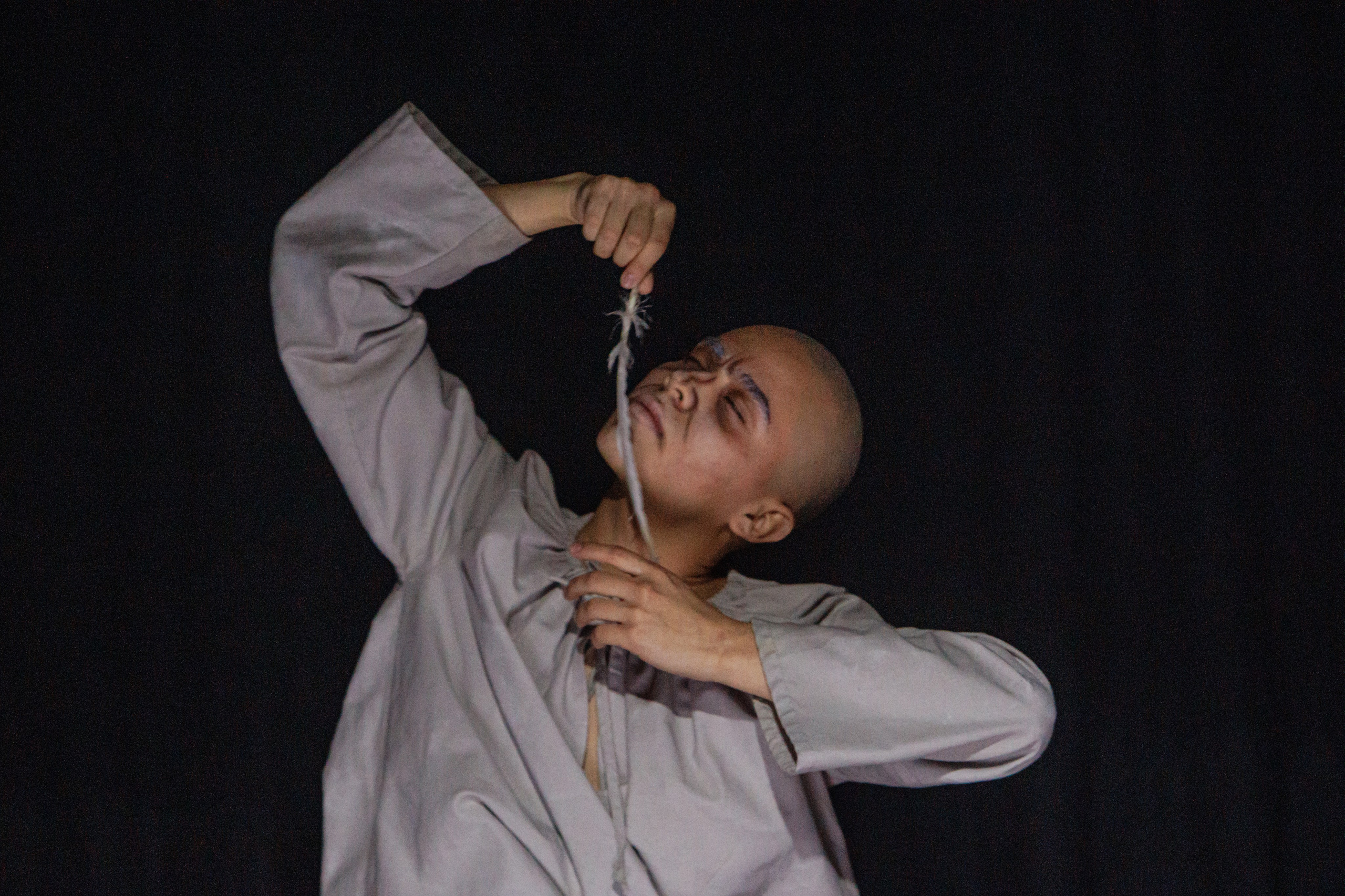 el personaje principal de la obra con un bolígrafo en la mano