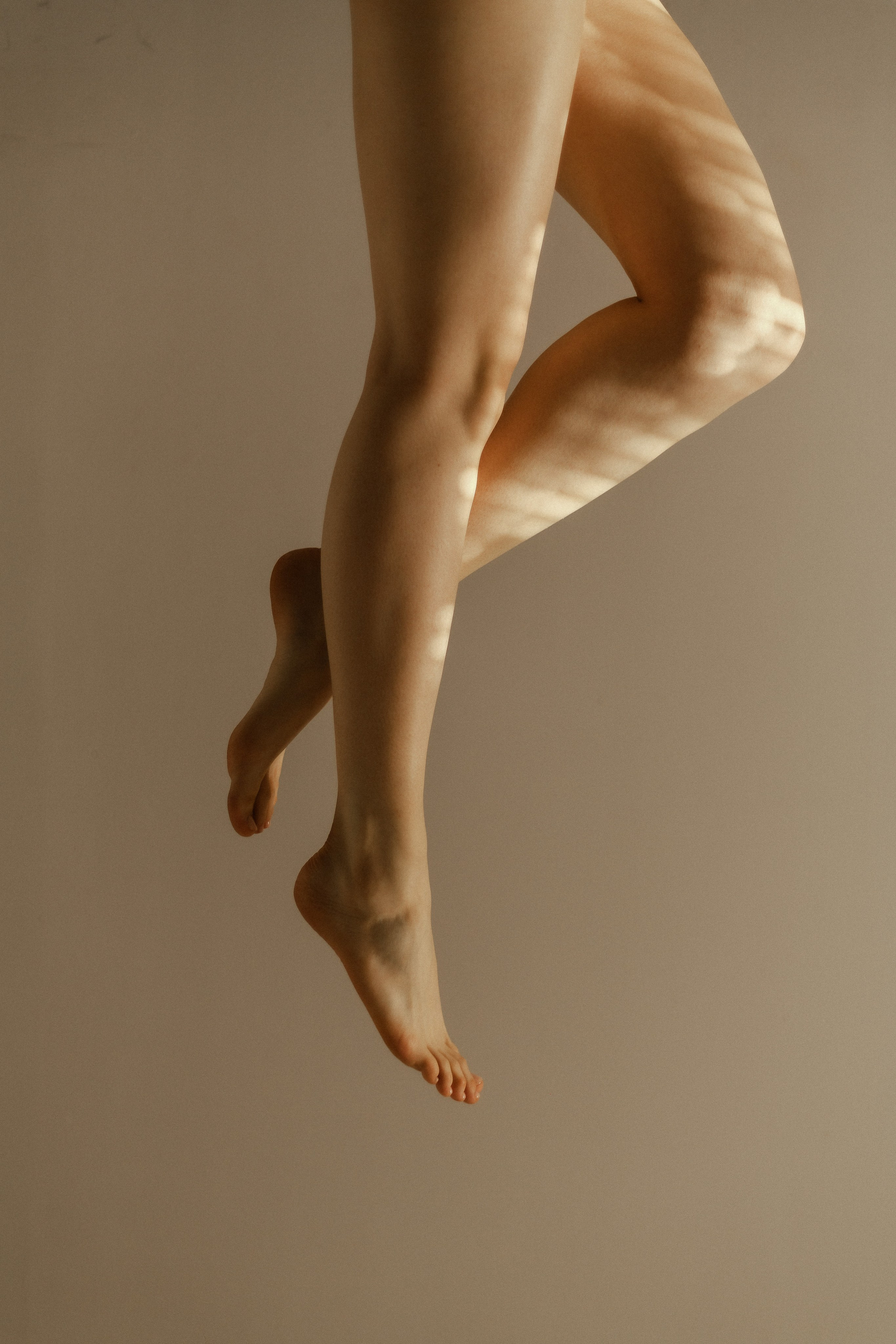 Piernas de mujer después de pasta de azúcar depilatoria