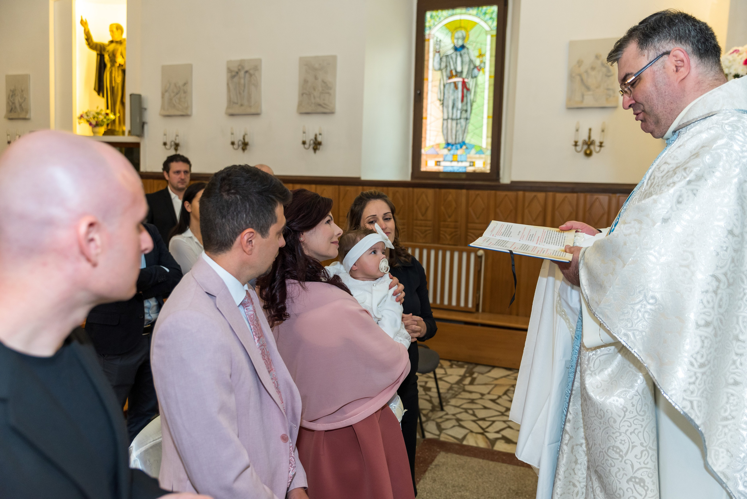 Catholic baptism photographer, church photo session, baby photos, professional baptism photographer Bucharest, family photo session, baby photo session, baptism photos at home, baby preparation photos, baby baptism, baptism customs, baptism photographer, baptism photo offer , professional photographer Bucharest, baptism.