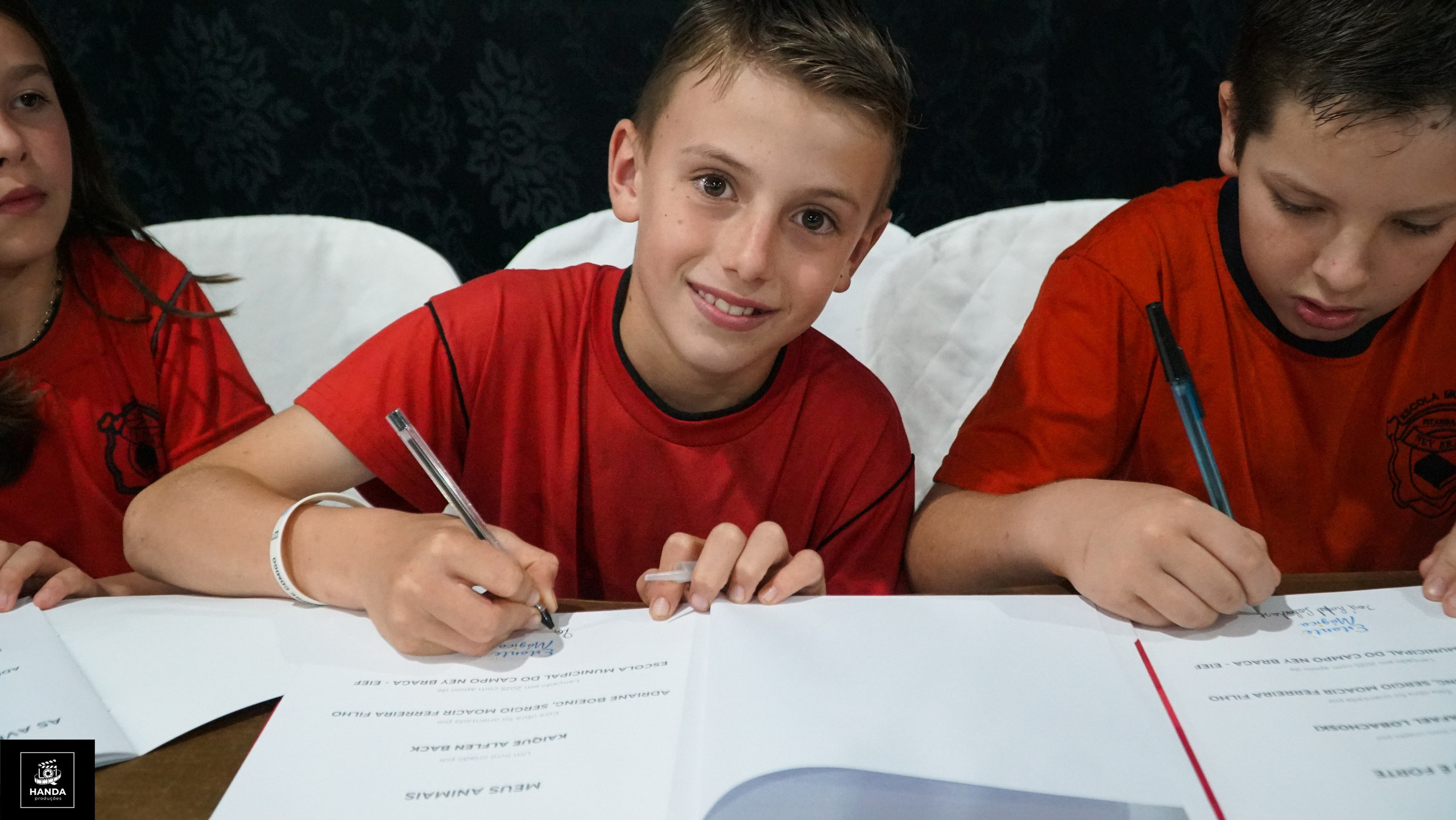 Noite autógrafos colégio Aurélio Buarque de Holanda. Handa Produções