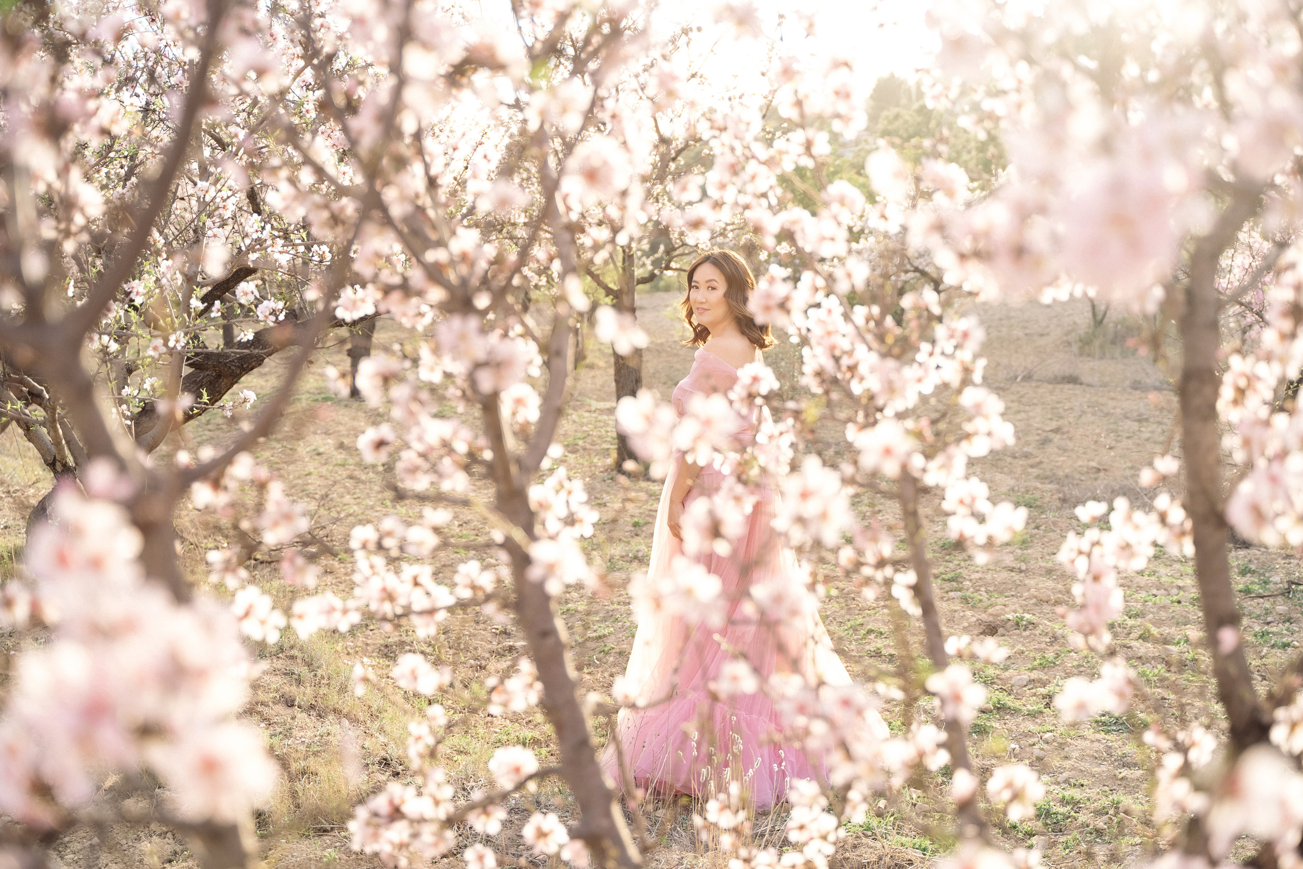 Фотосессия в цветущем миндале. Фотограф и визажист Анастасия Гусарова