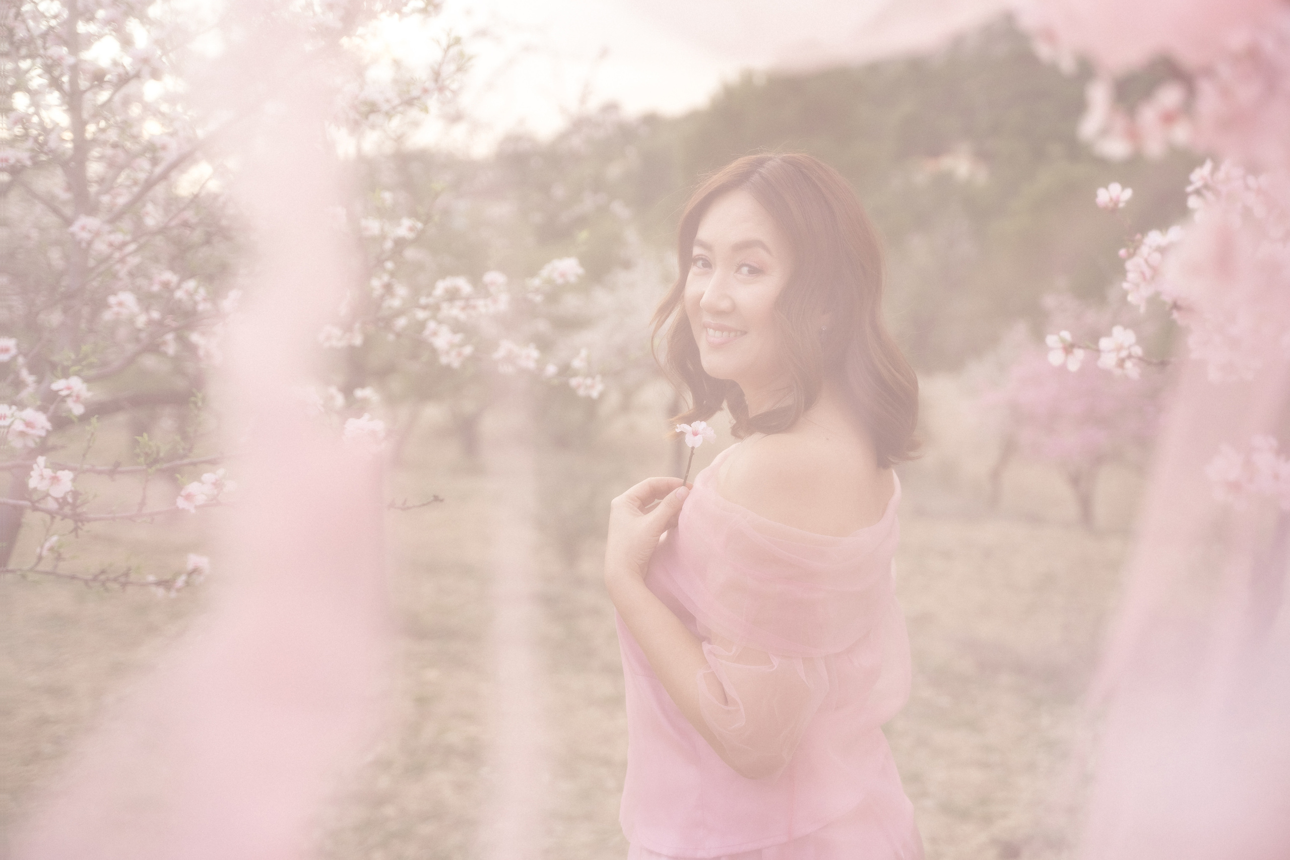 Фотосессия в цветущем миндале. Фотограф и визажист Анастасия Гусарова