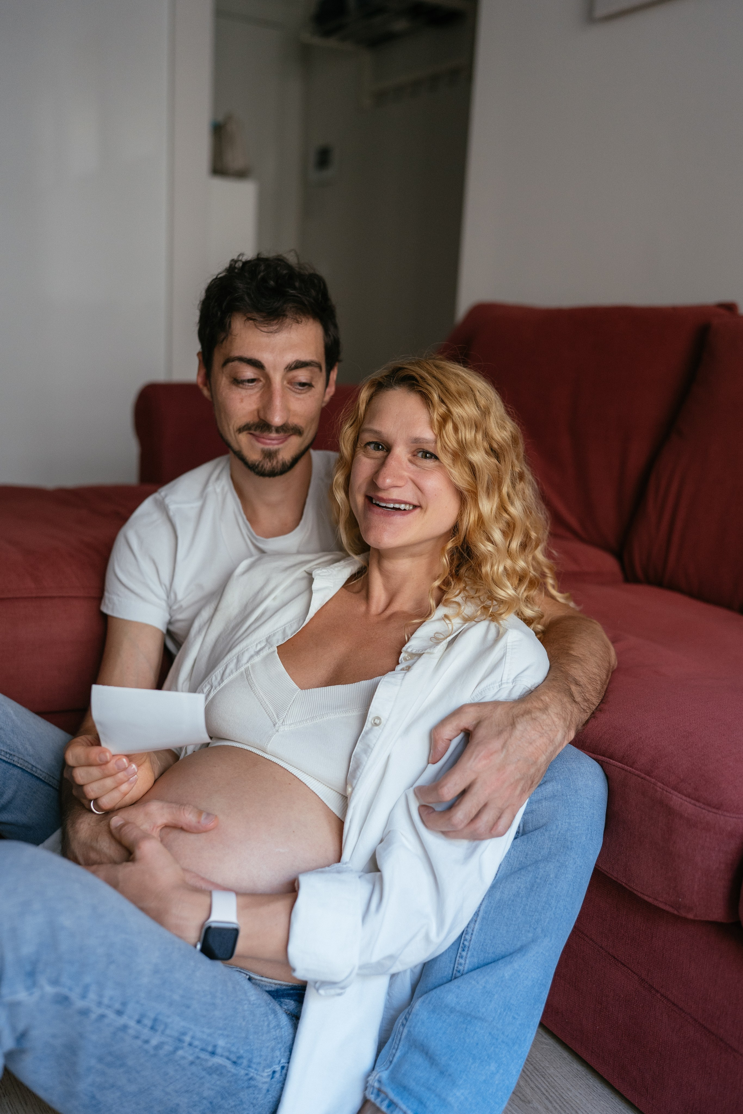 Candid pregnancy photoshoot in the park. Photographer in Madrid, Spain. Alyona Belyaninova