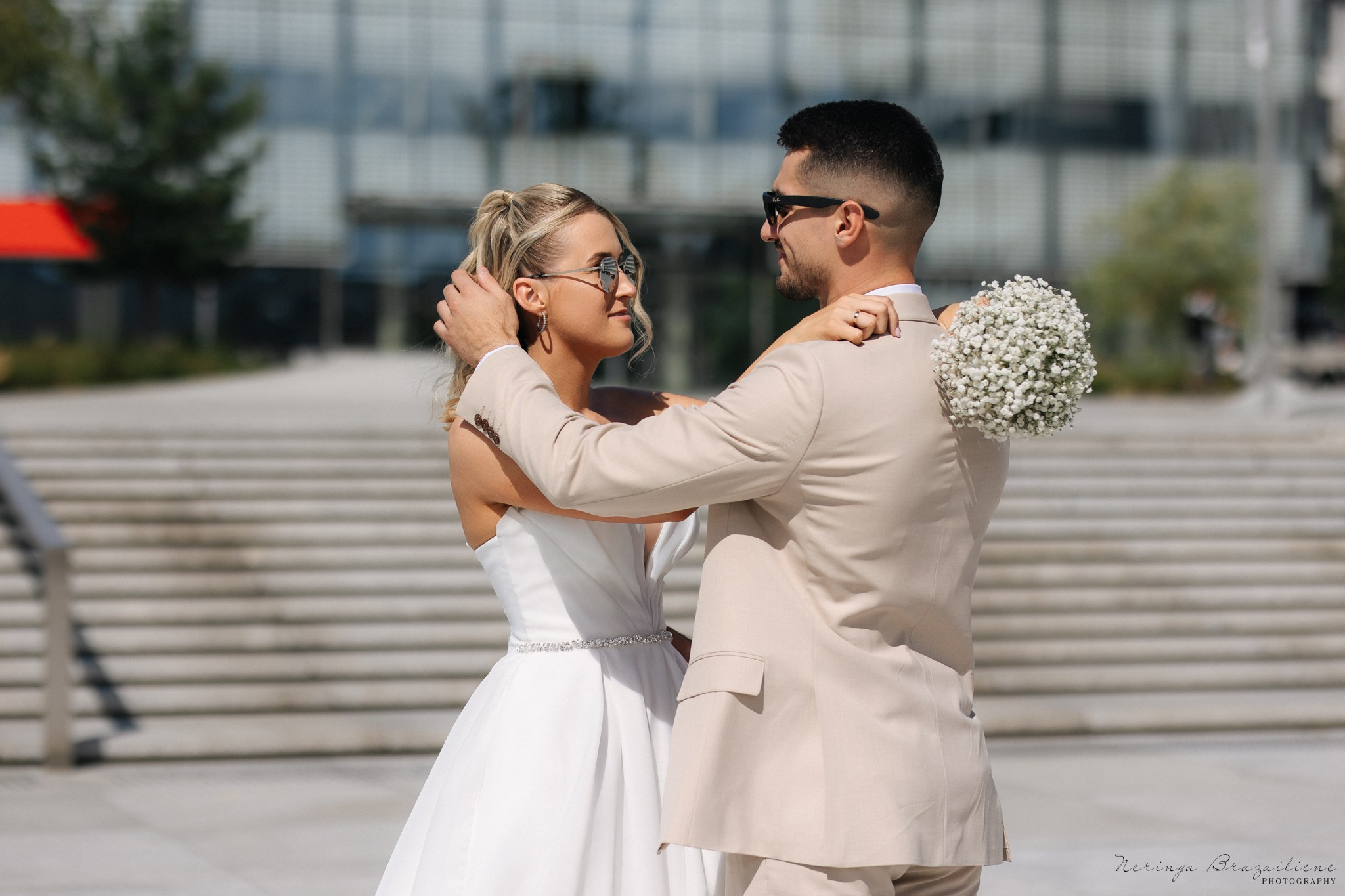 Vestuvinė fotosesija Kaune, Vienybės aikštėje, prie Lietuvos banko