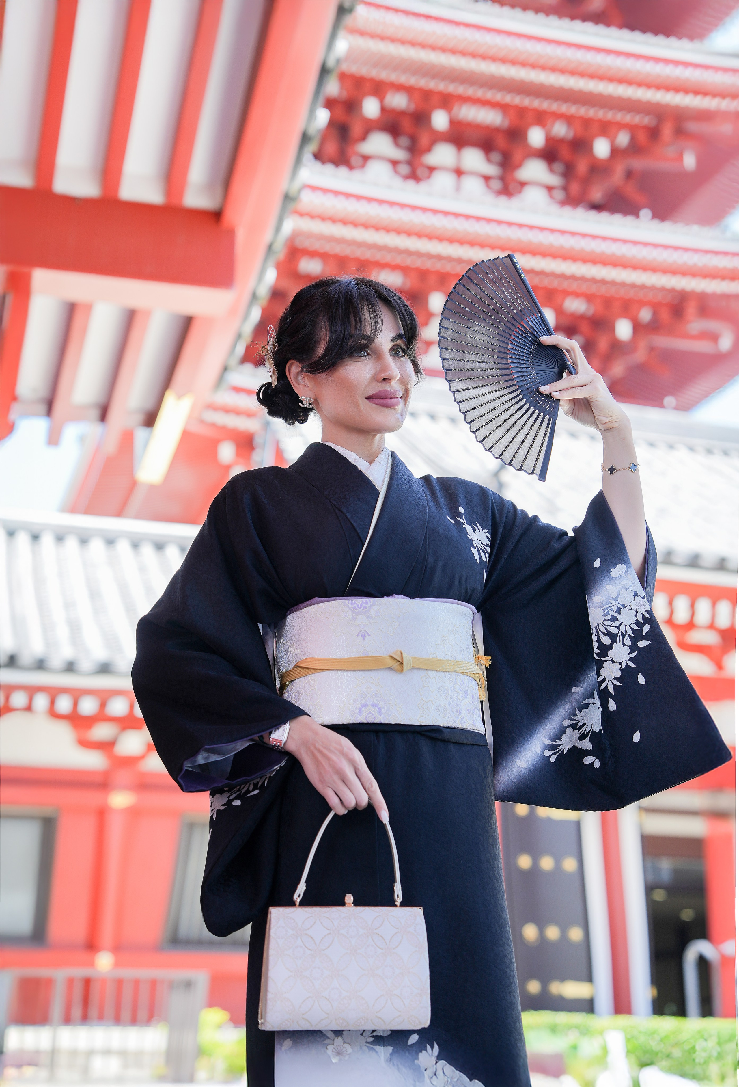 Съёмка в Кимоно возле храма. Фотограф в Токио Япония