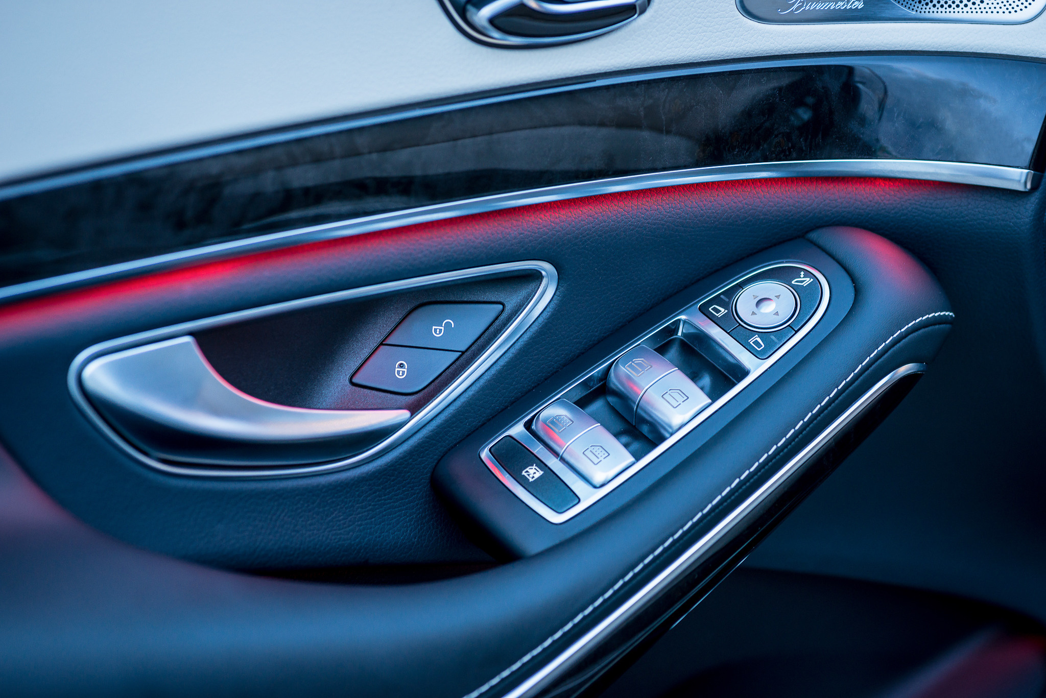 Mercedes S350. Fotogrāfs Rīgā. Gīmenes, individuālās un dažādu produktu fotosesijas