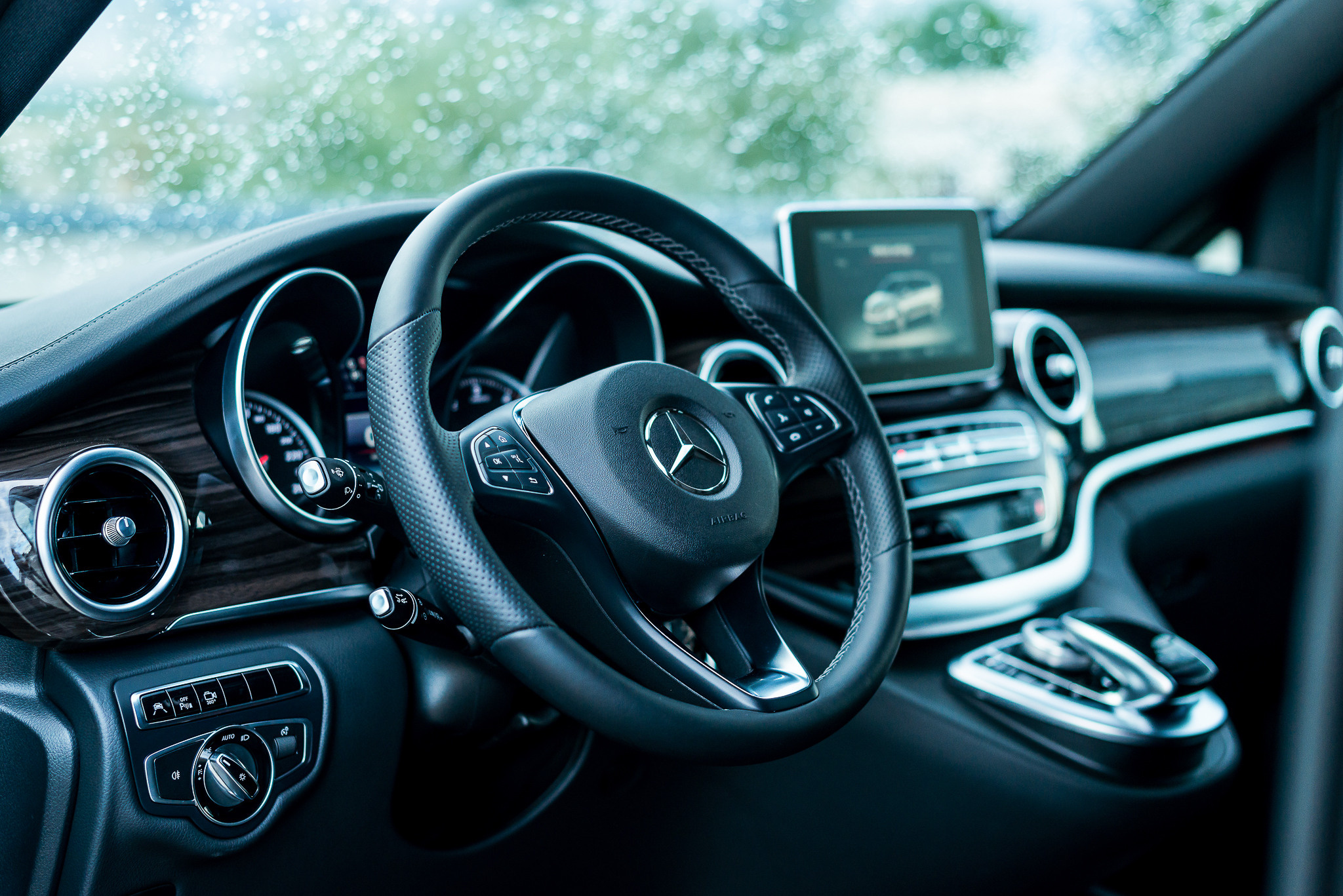 Mercedes V250d. Fotogrāfs Rīgā. Gīmenes, individuālās un dažādu produktu fotosesijas