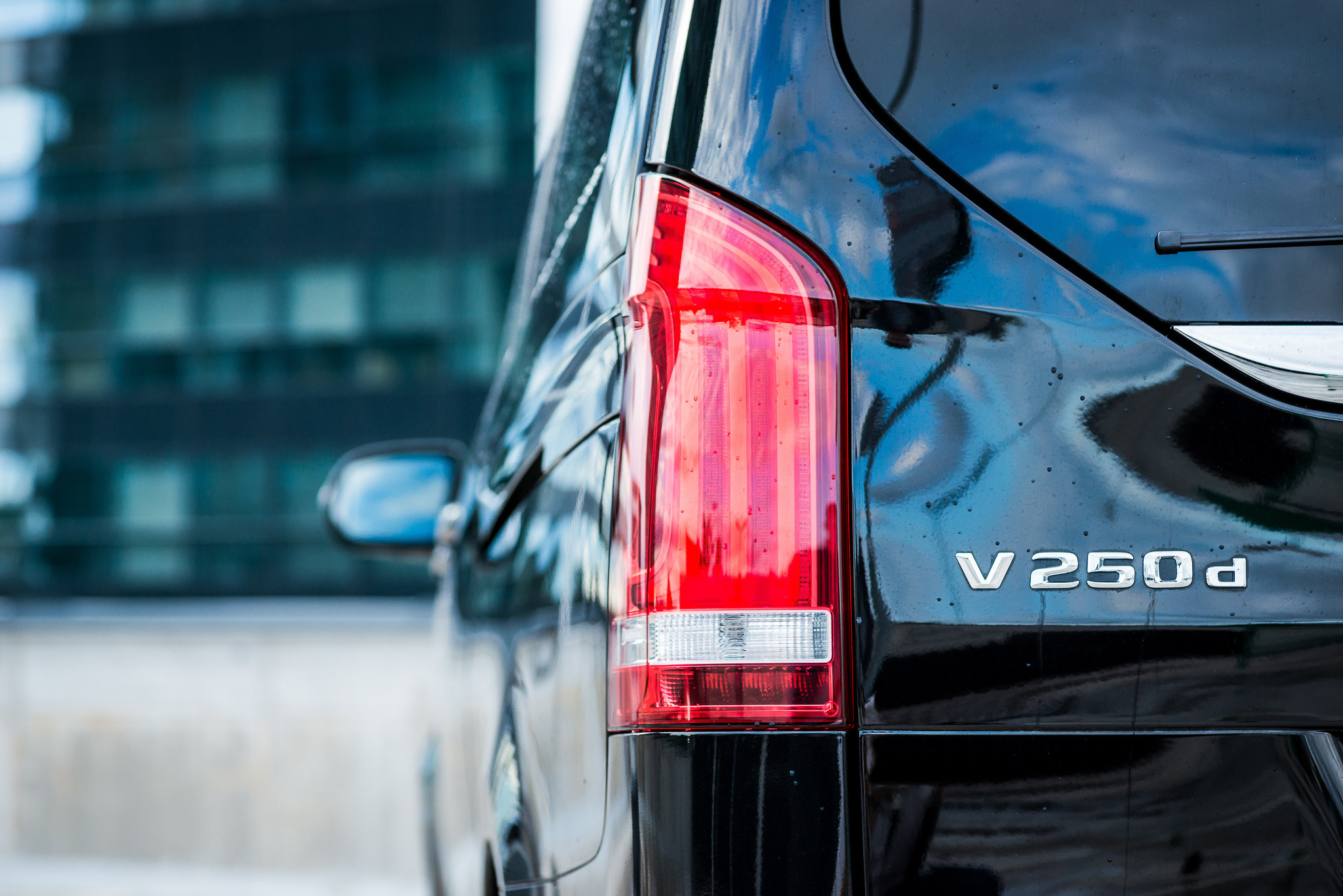 Mercedes V250d. Fotogrāfs Rīgā. Gīmenes, individuālās un dažādu produktu fotosesijas