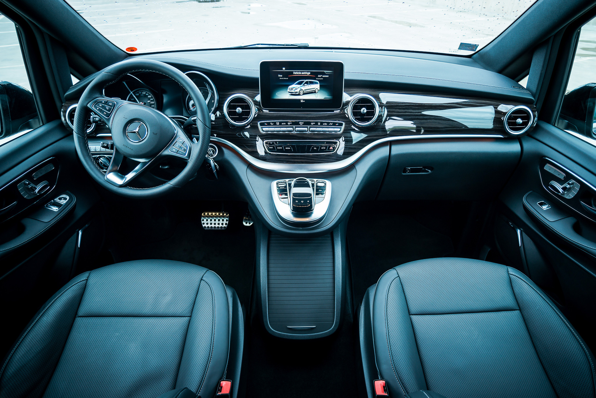 Mercedes V250d. Fotogrāfs Rīgā. Gīmenes, individuālās un dažādu produktu fotosesijas