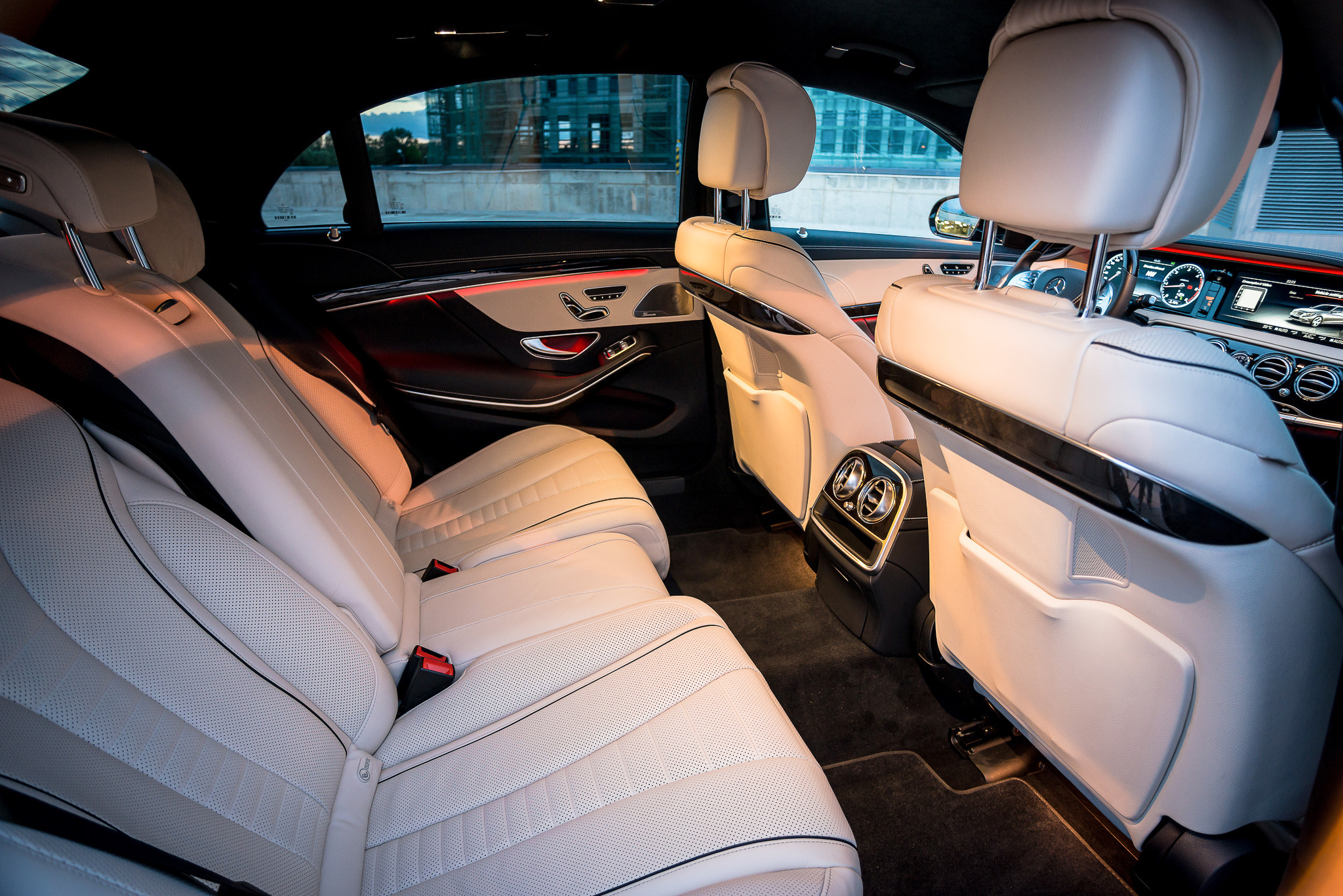 Mercedes S350. Fotogrāfs Rīgā. Gīmenes, individuālās un dažādu produktu fotosesijas