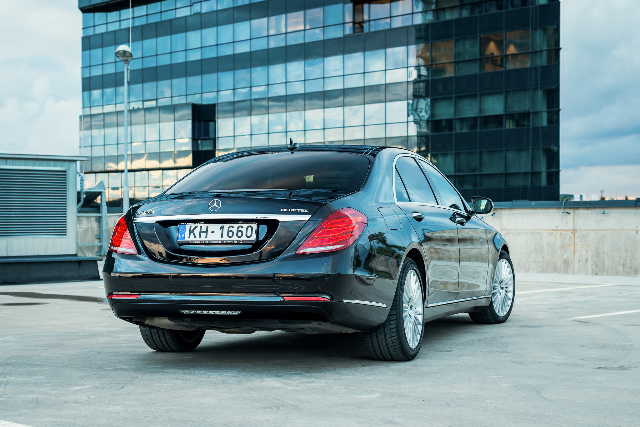 Mercedes S350. Fotogrāfs Rīgā. Gīmenes, individuālās un dažādu produktu fotosesijas