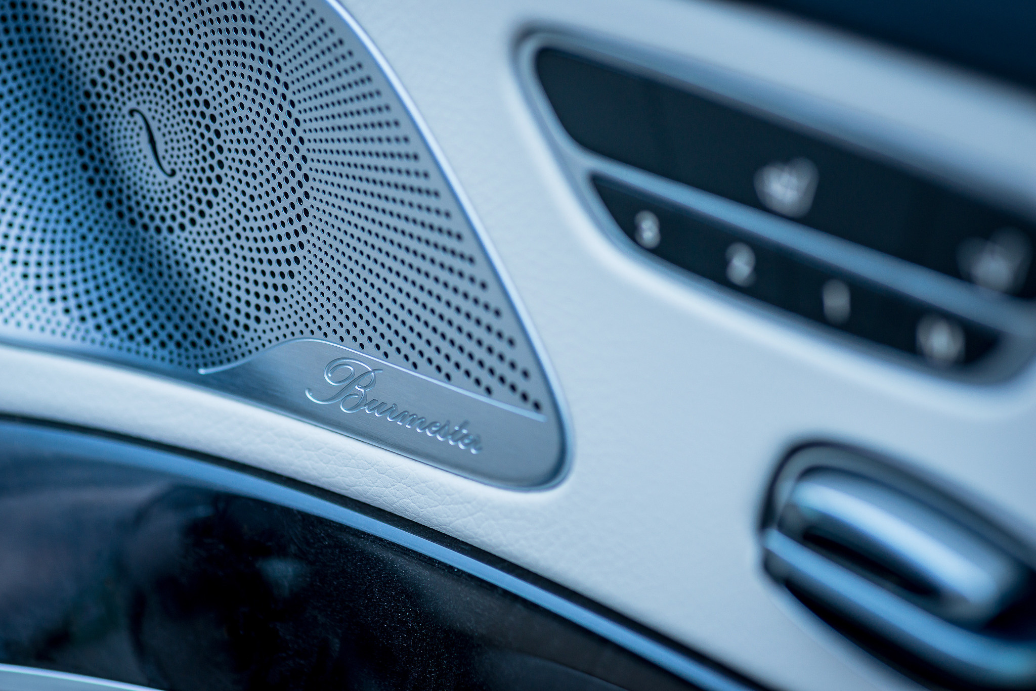 Mercedes S350. Fotogrāfs Rīgā. Gīmenes, individuālās un dažādu produktu fotosesijas