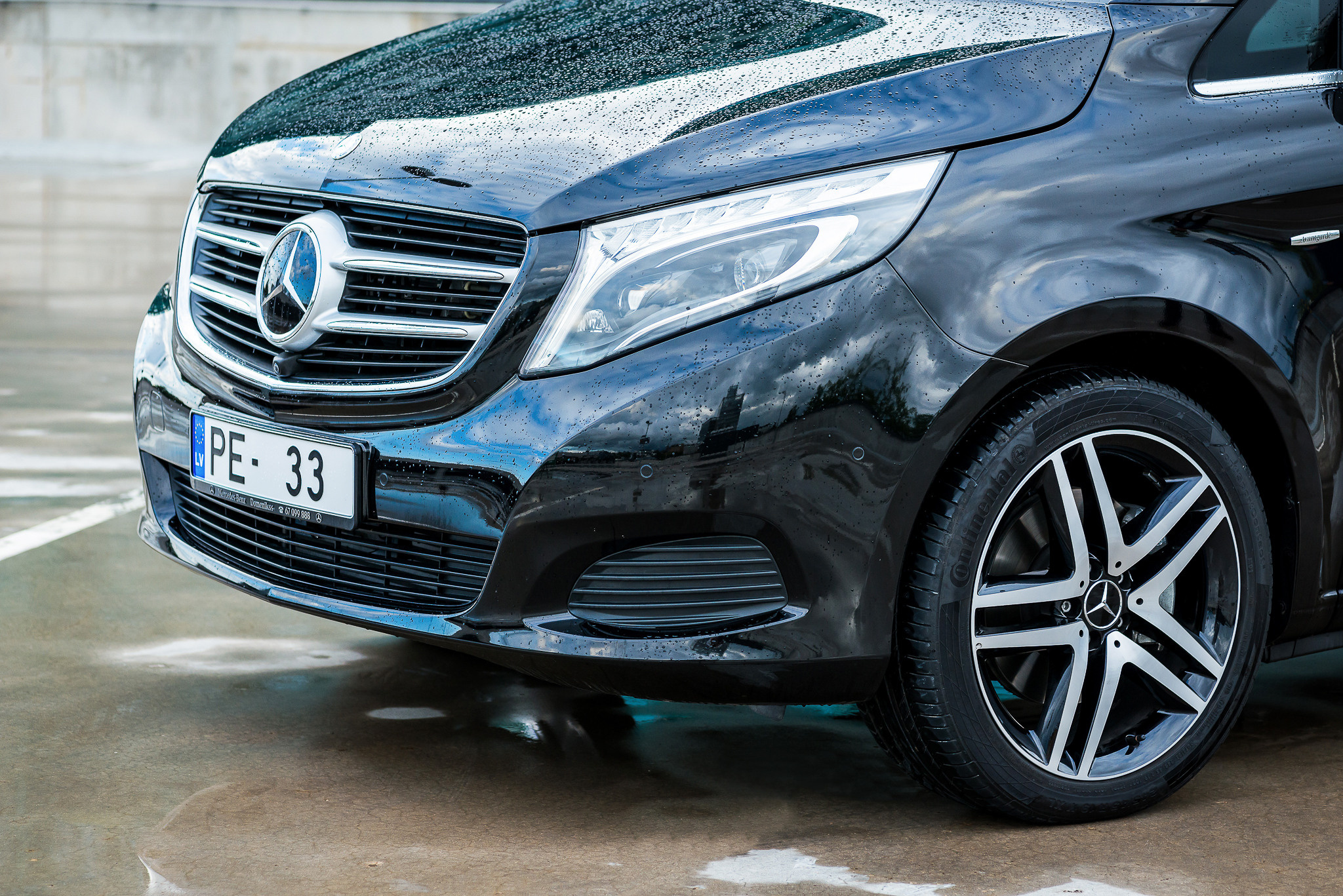 Mercedes V250d. Fotogrāfs Rīgā. Gīmenes, individuālās un dažādu produktu fotosesijas