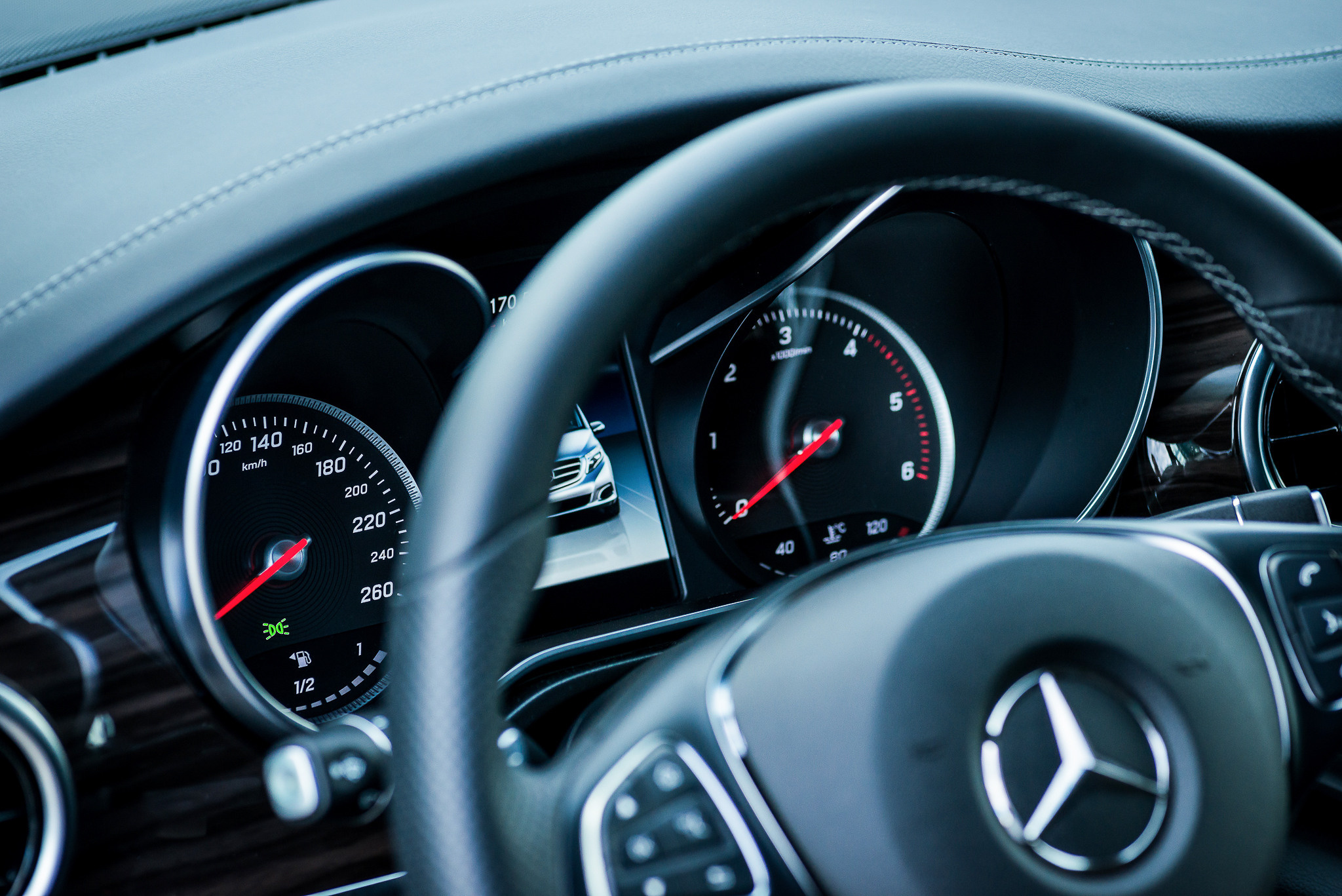 Mercedes V250d. Fotogrāfs Rīgā. Gīmenes, individuālās un dažādu produktu fotosesijas