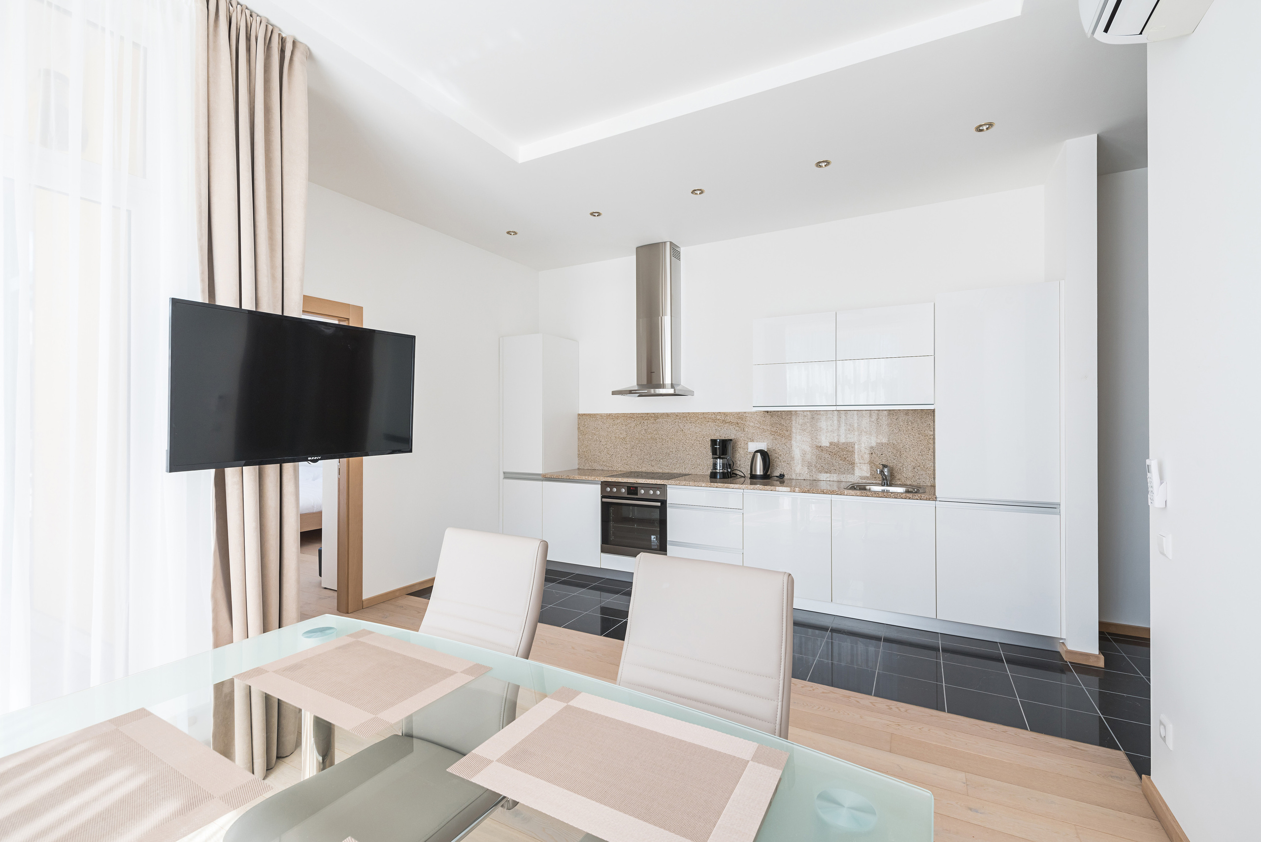 Apart Hotel — Black Pearl. Fotogrāfs Rīgā. Gīmenes, individuālās un dažādu produktu fotosesijas