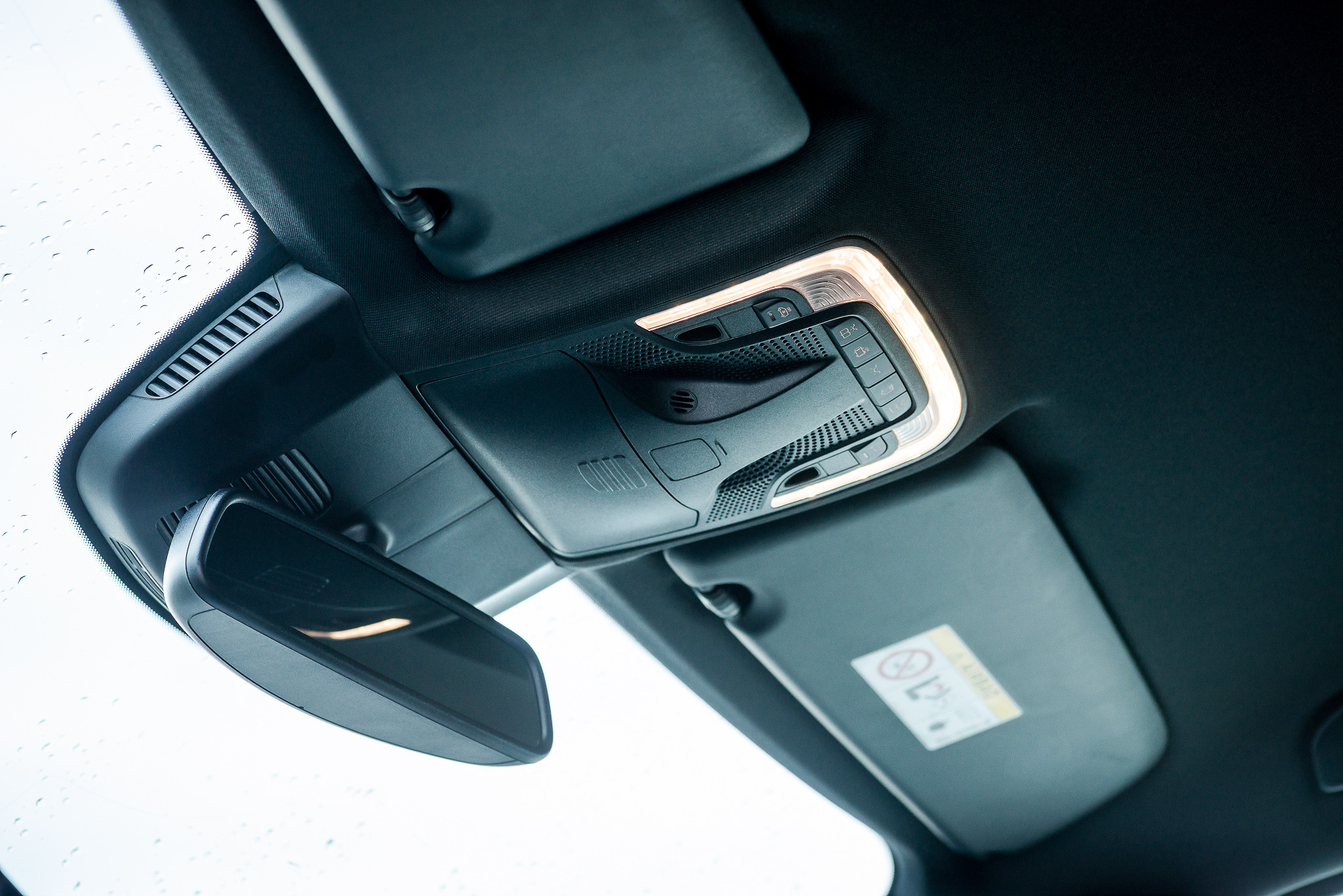 Mercedes V250d. Fotogrāfs Rīgā. Gīmenes, individuālās un dažādu produktu fotosesijas