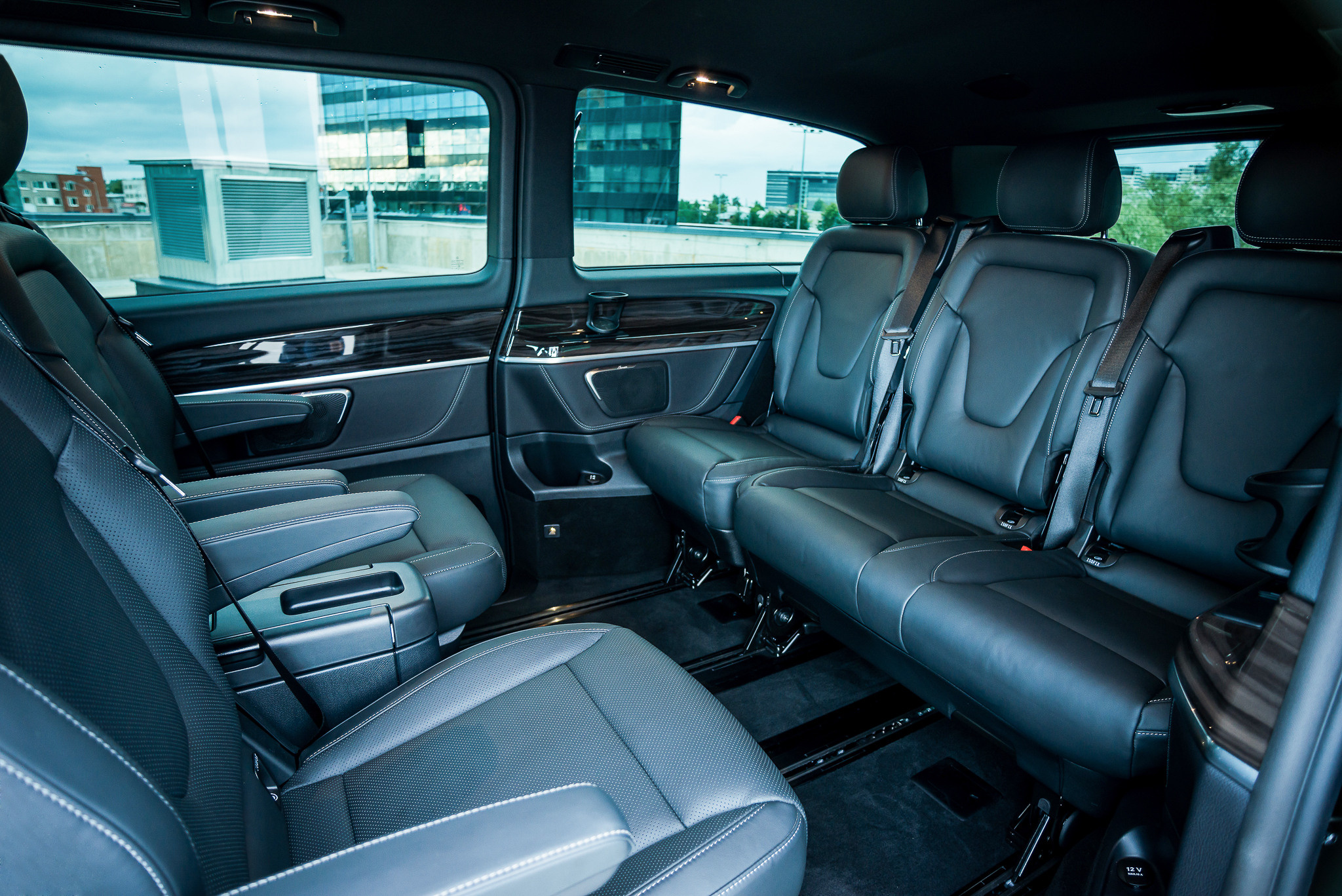 Mercedes V250d. Fotogrāfs Rīgā. Gīmenes, individuālās un dažādu produktu fotosesijas