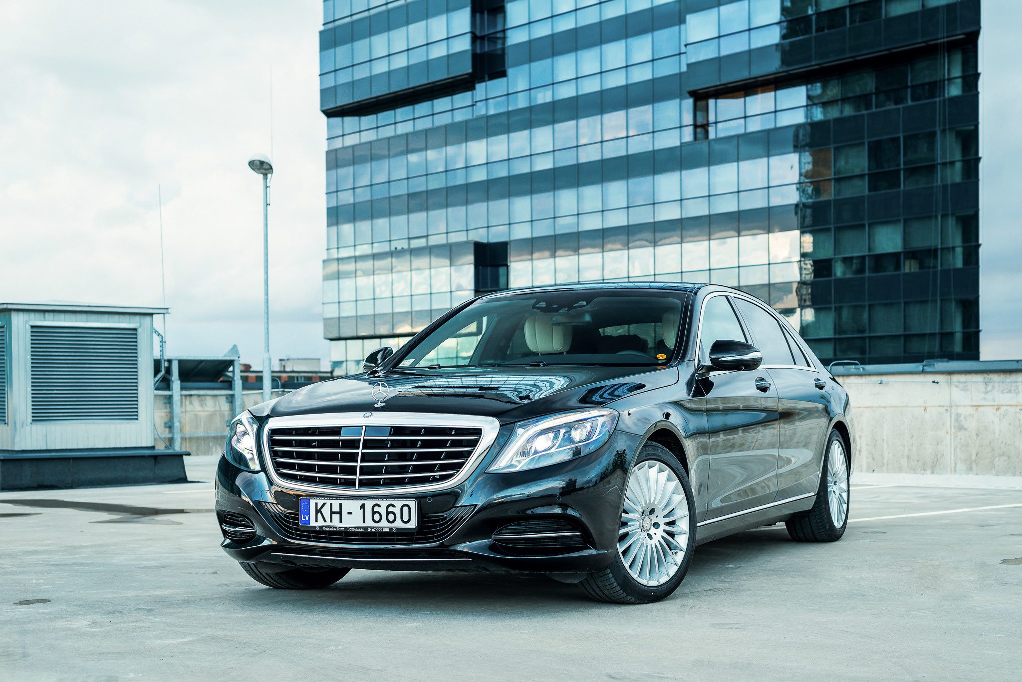 Mercedes S350. Fotogrāfs Rīgā. Gīmenes, individuālās un dažādu produktu fotosesijas