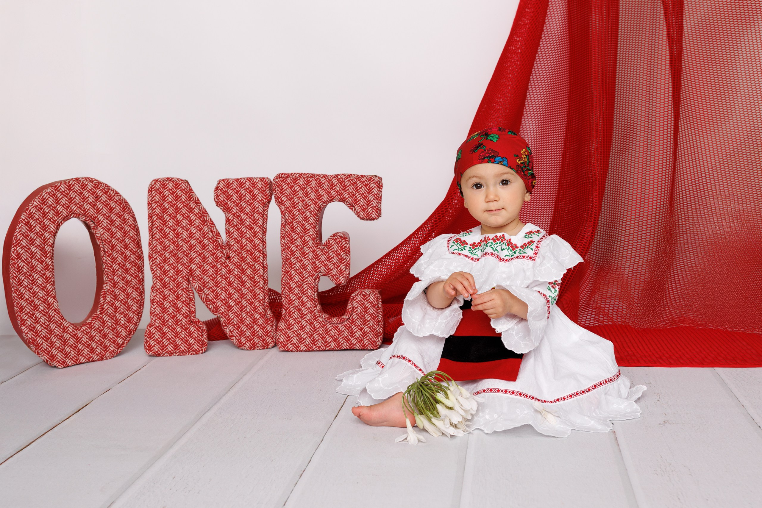 Smash cake first birthday photoshoot in Montreal studio with baby girl and pastel decor