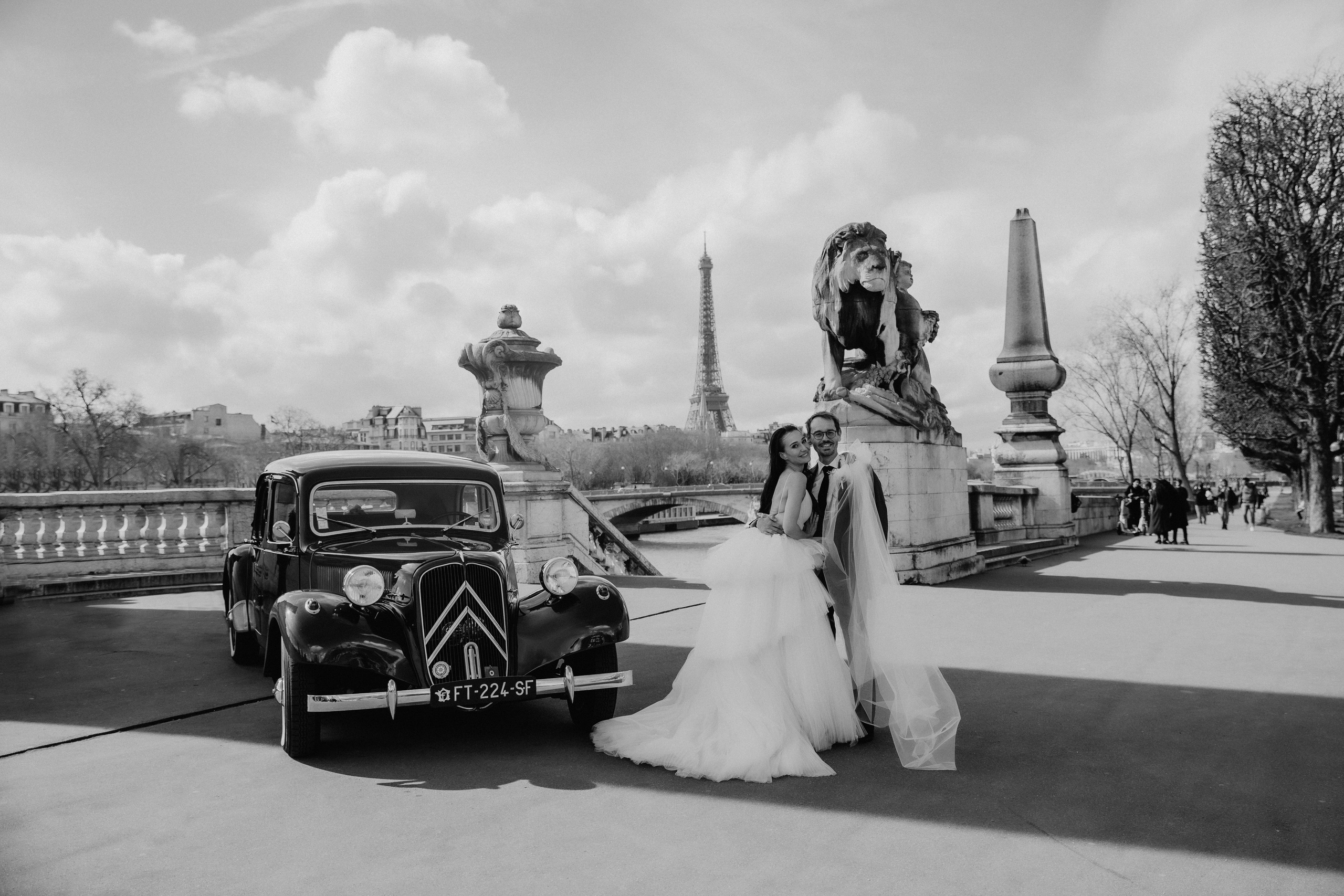 Suzi & Alex | Paris Wedding with a Vintage Car. Paris Wedding Photographer