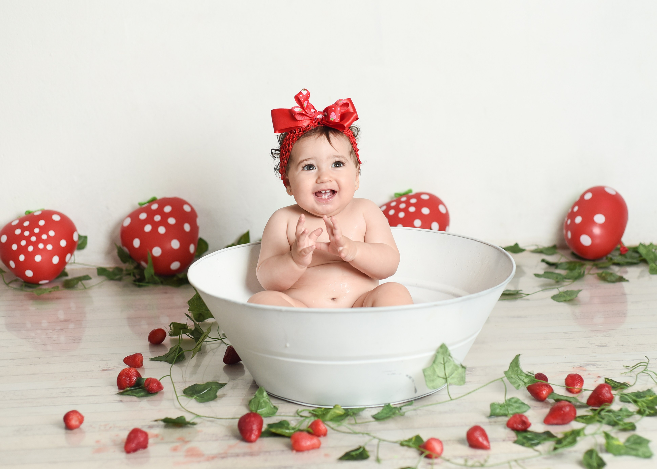 Sesión 1er año de Rebeca. Temática: Frutillita + Mini Sesión Navideña. Fotografo de casamiento en misiones y fotógrafo de familia  Posadas