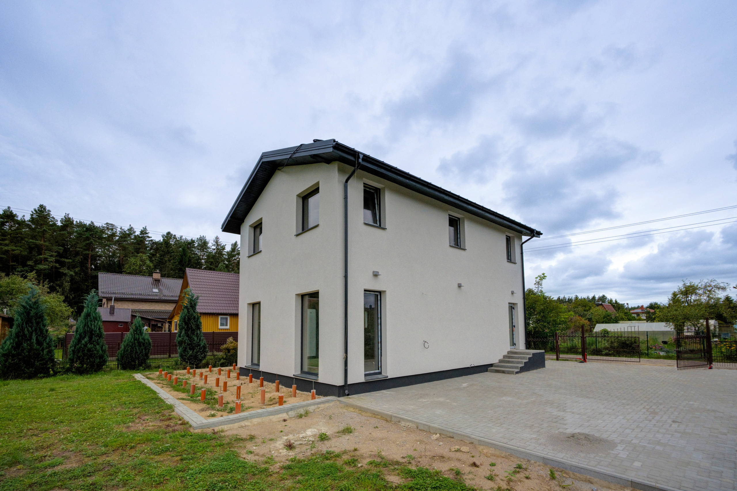 Pagubės sodų 11-oji 16, Vilnius. Namas su nepilna apdaila. Elina Sapiega fotografė Vilniuje