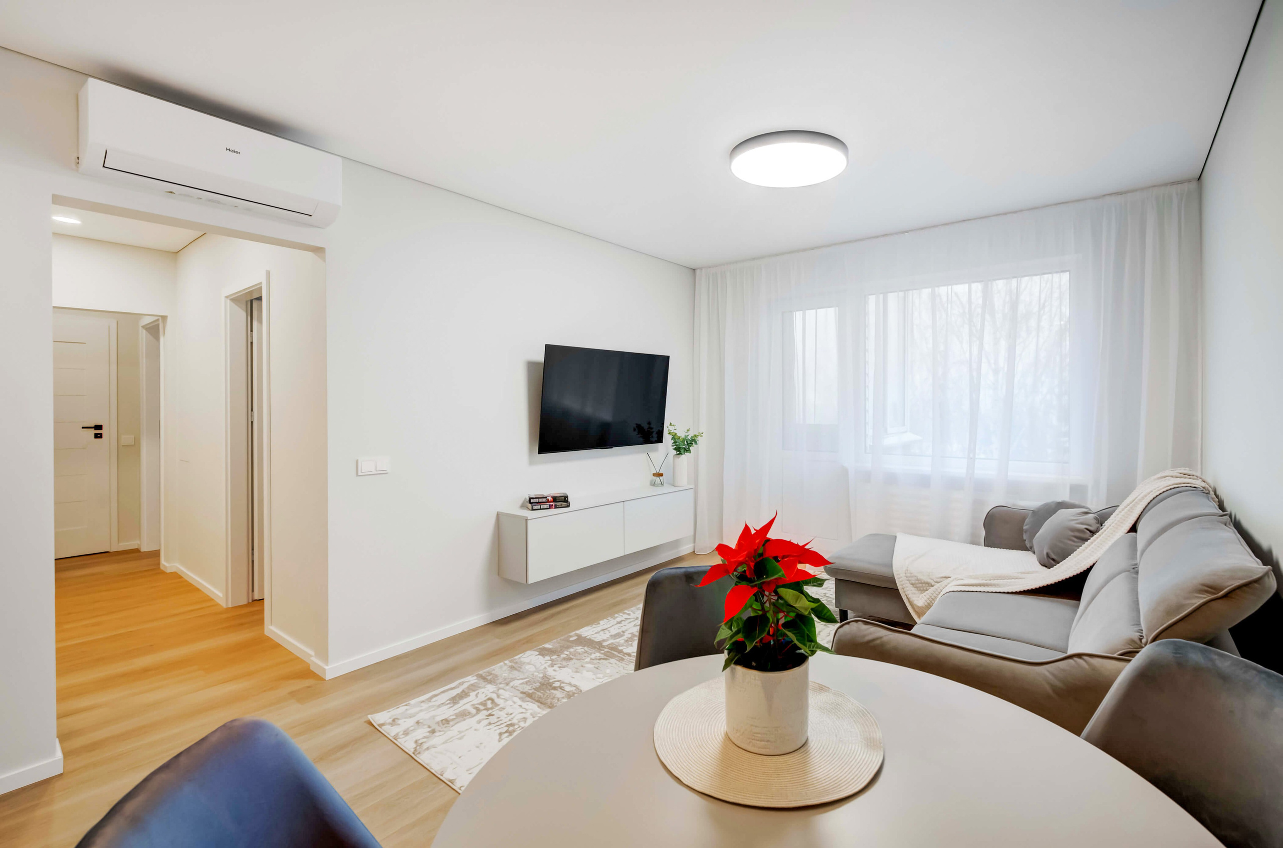 Svetainė su išplanuota poilsio zona Medeinos g., Pilaitė – NT nuotraukos