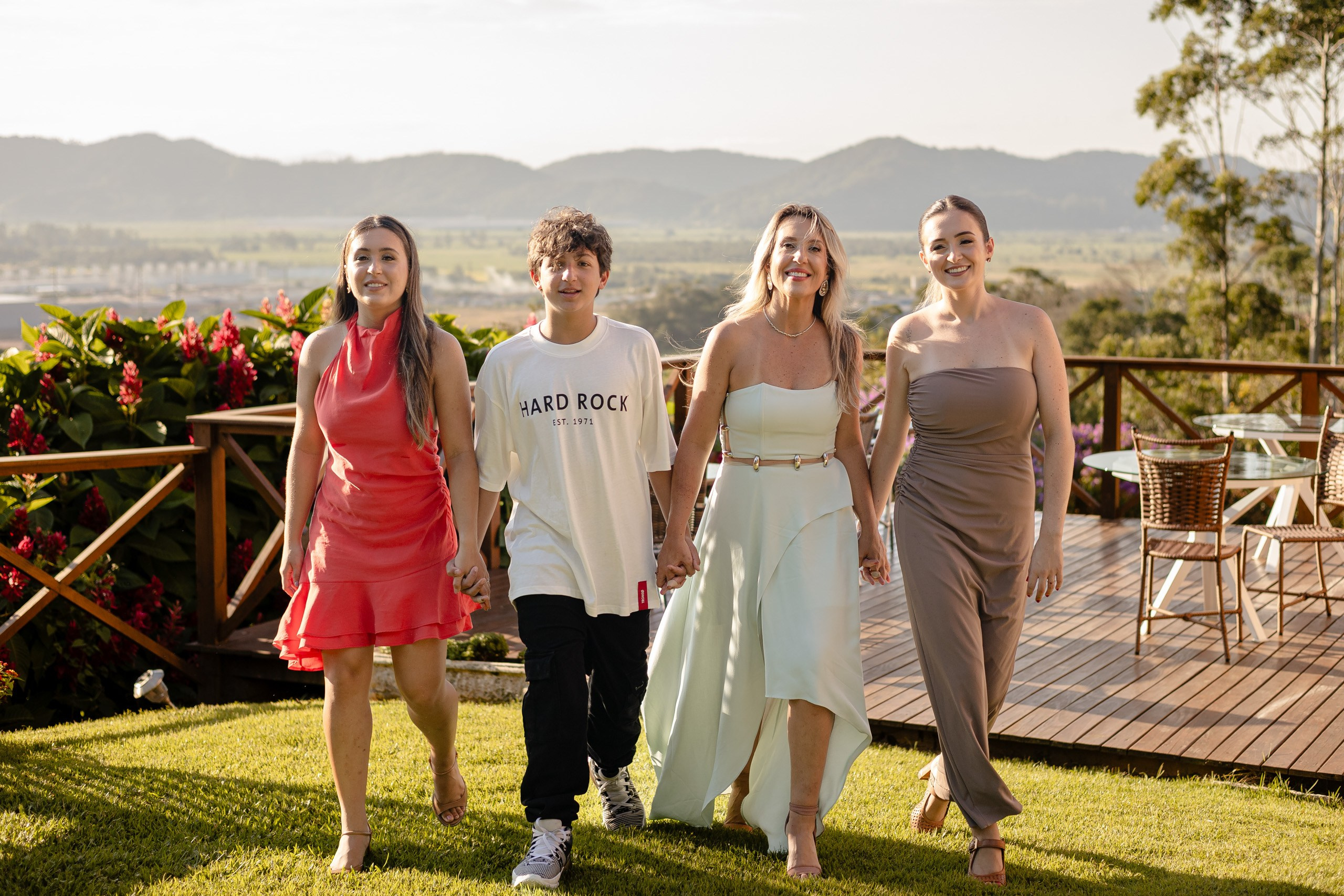 Comemoração de aniversário em uma vinícola no pôr do sol — Ivana Oleskovicz