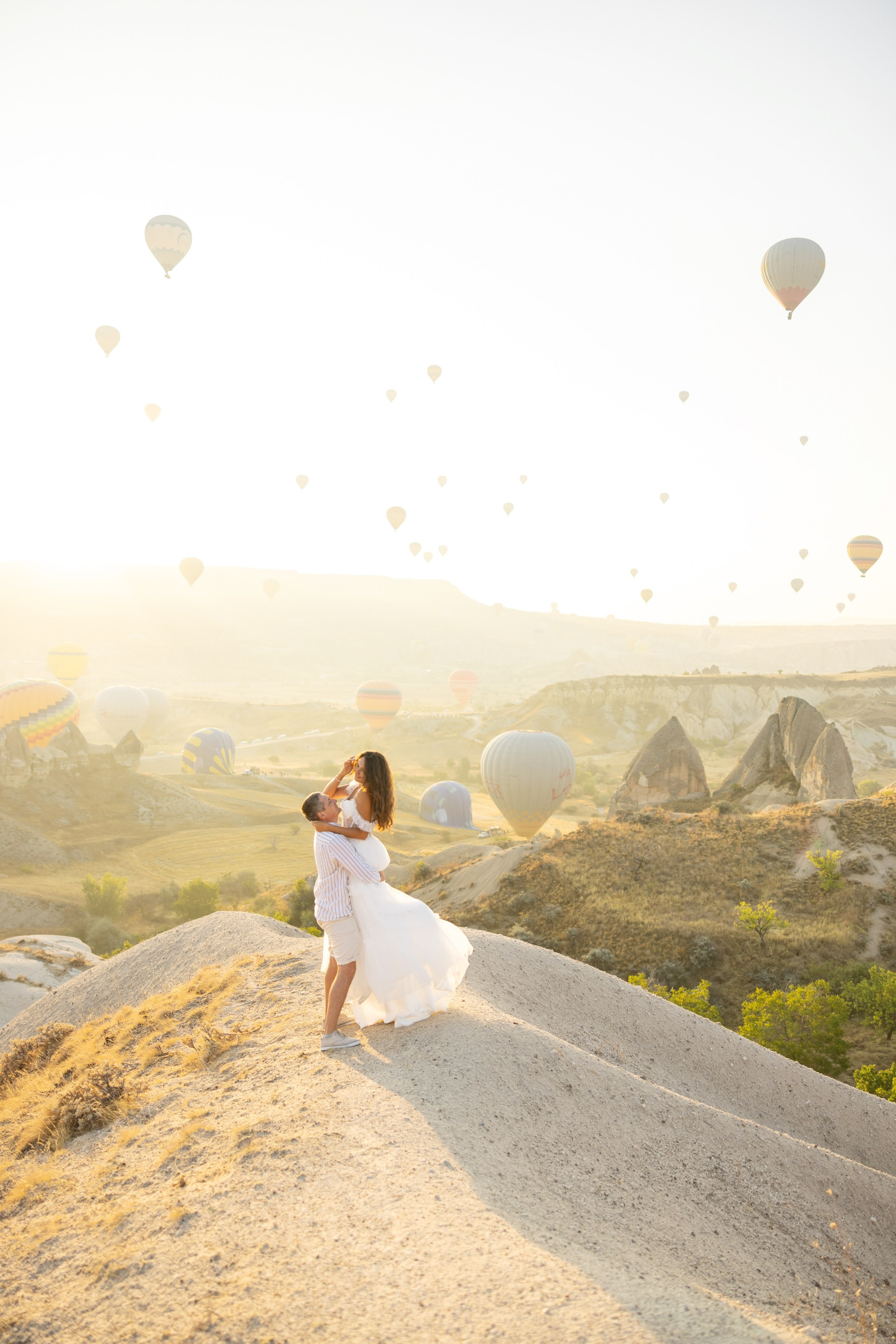 Family Photoshoot at Sunrise with Cappadocia’s Hot Air Balloons. Julia Ganch I Fashion Wedding Photography I Cappadocia Turkey