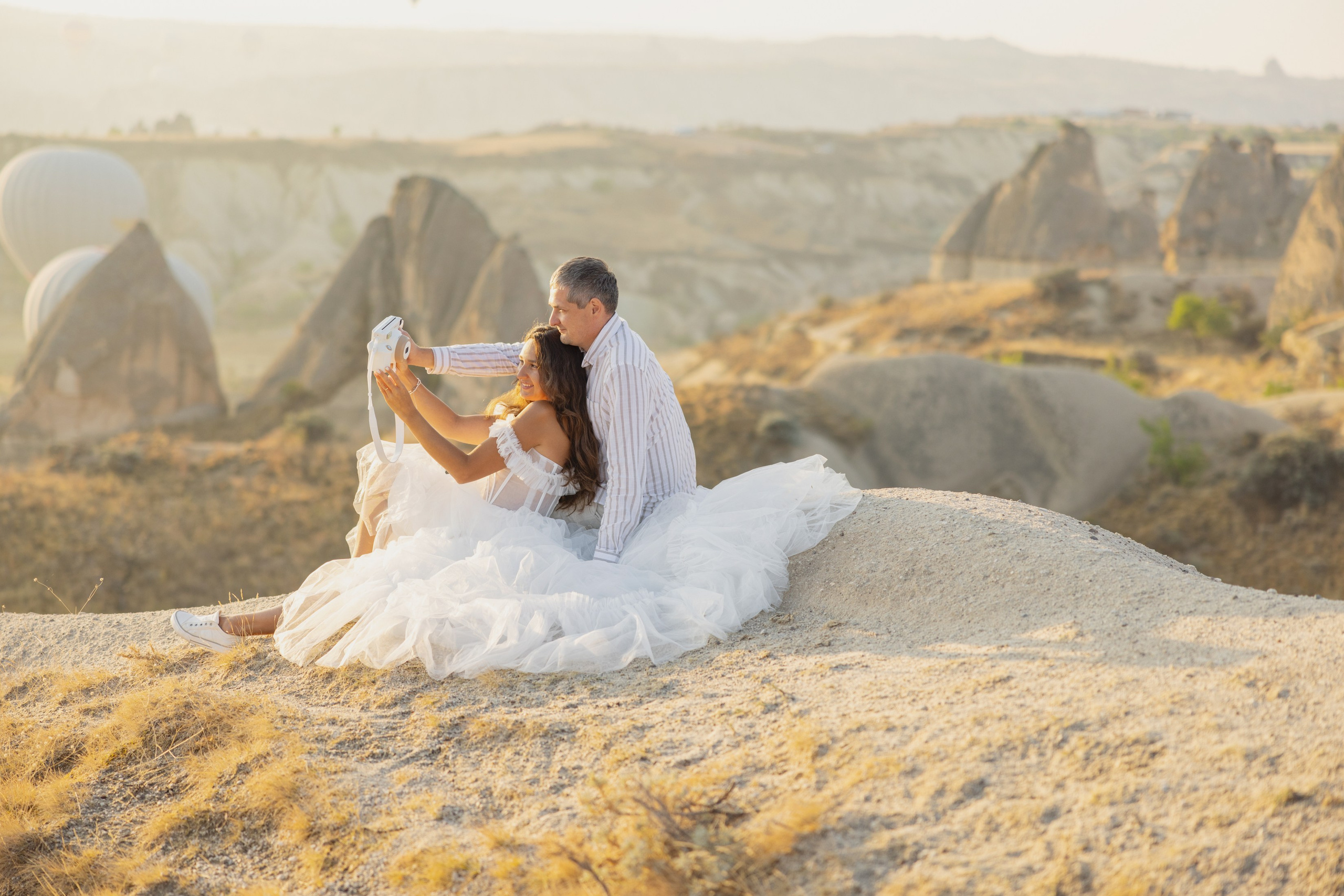 Family Photoshoot at Sunrise with Cappadocia’s Hot Air Balloons. Julia Ganch I Fashion Wedding Photography I Cappadocia Turkey