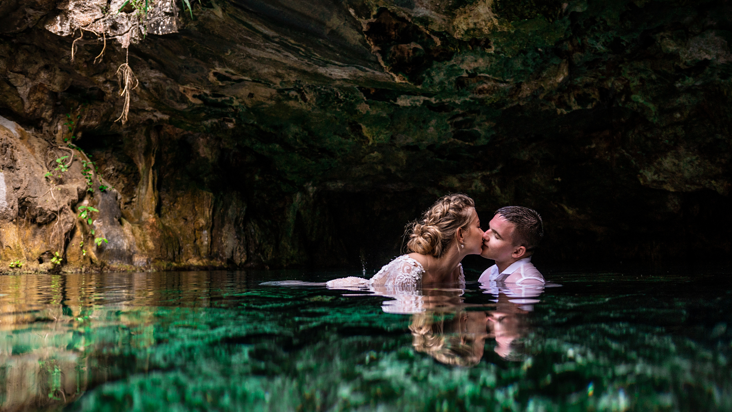 Dreamy jungle elopement captured in Mexican cenote