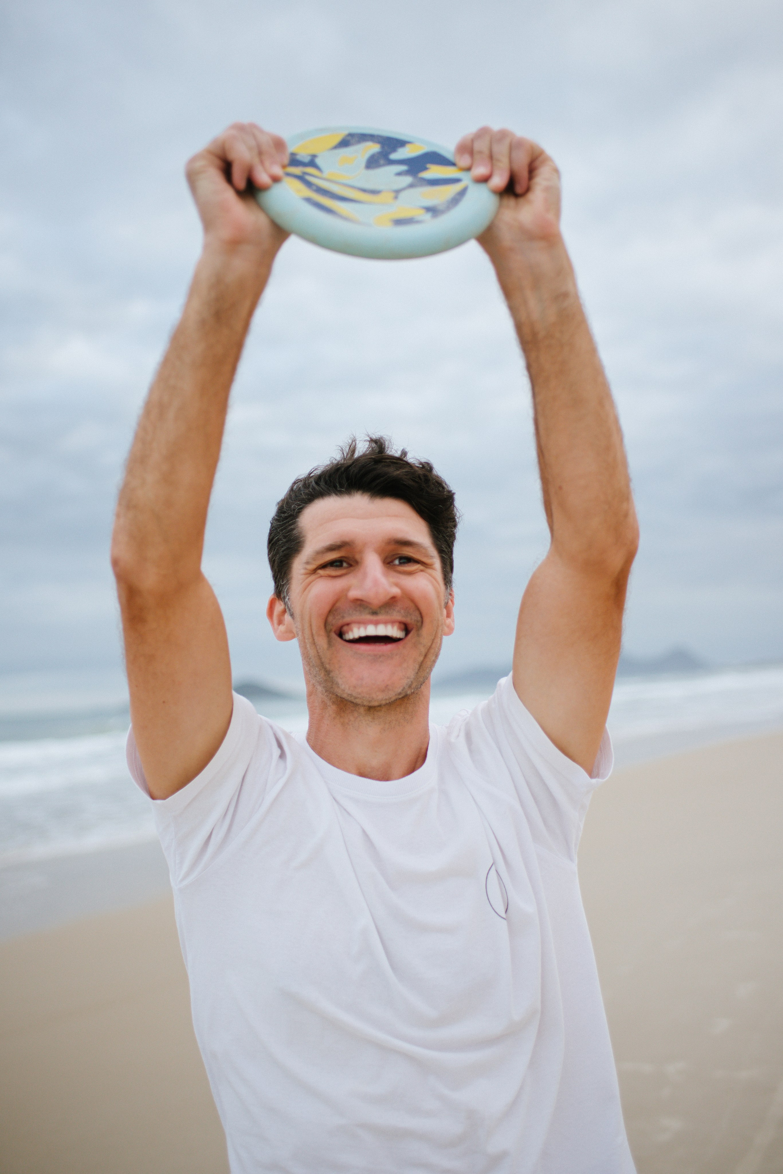 Joga de frisbee. Fotógrafo de família e crianças