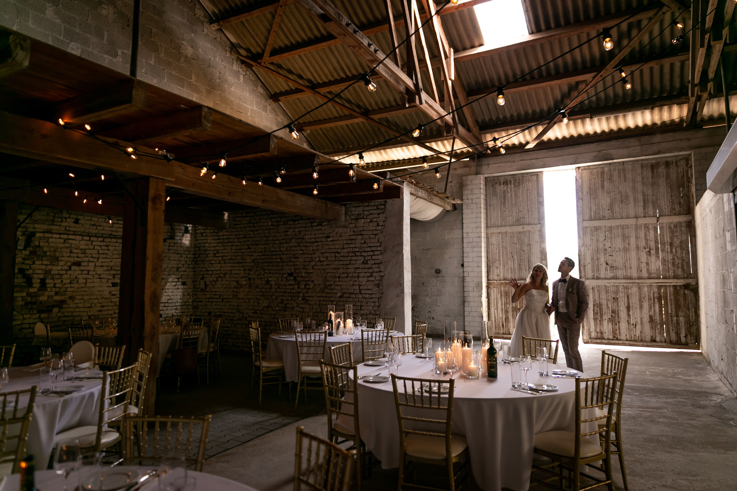 Wedding video Frankfurt – bride and groom walking along the Main river