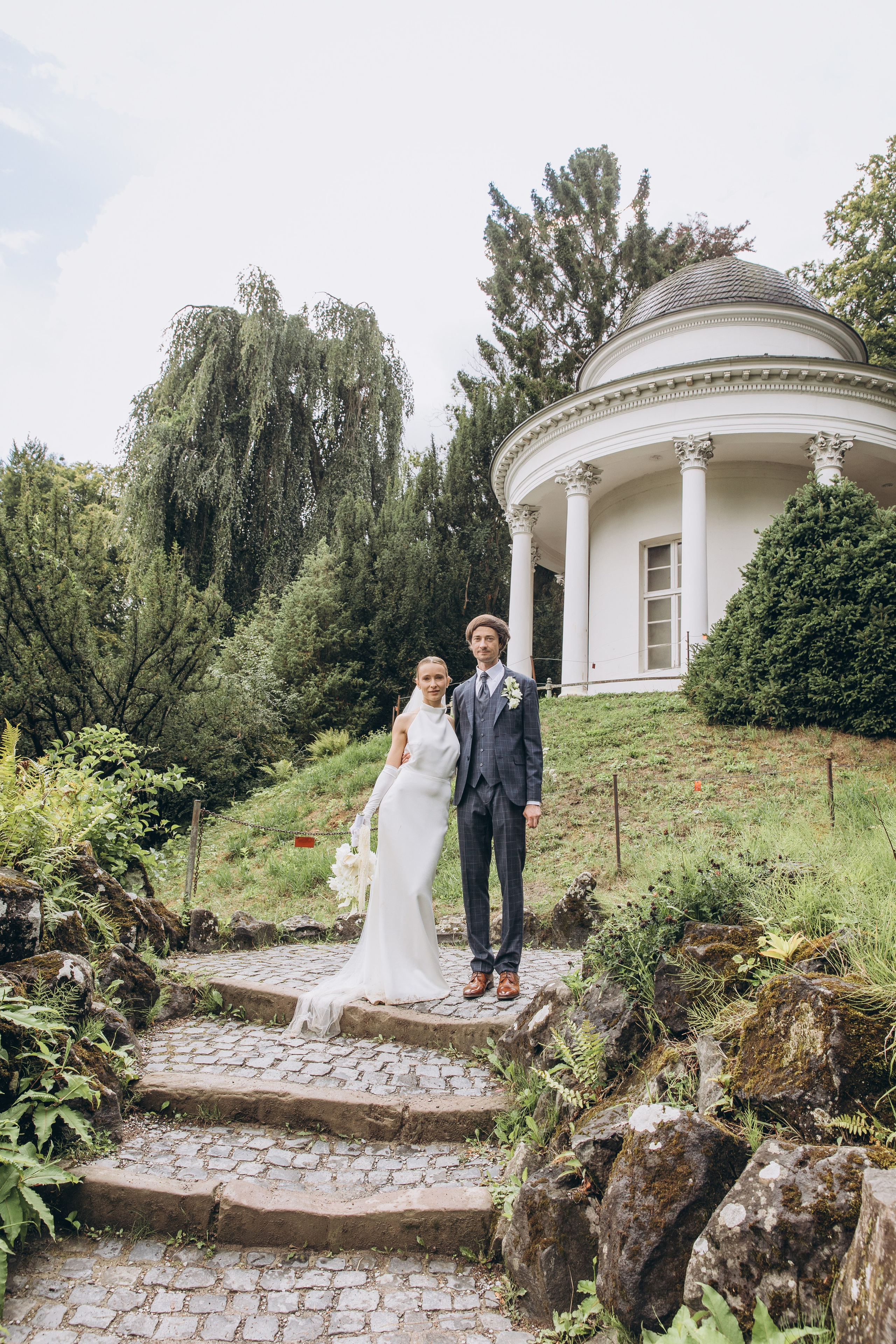 Wedding photographer Frankfurt – romantic couple photoshoot at the Main river