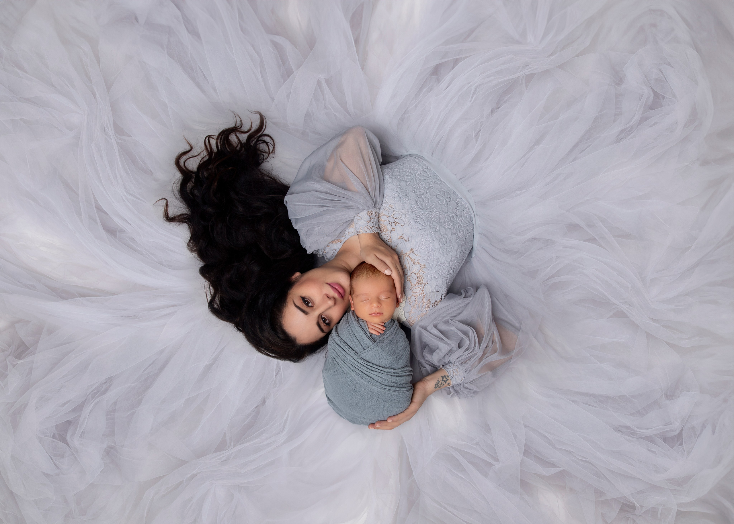 Storebror kramar sin lilla syster ömt, ett minnesvärt fotografi från fotostunden tillsammans.