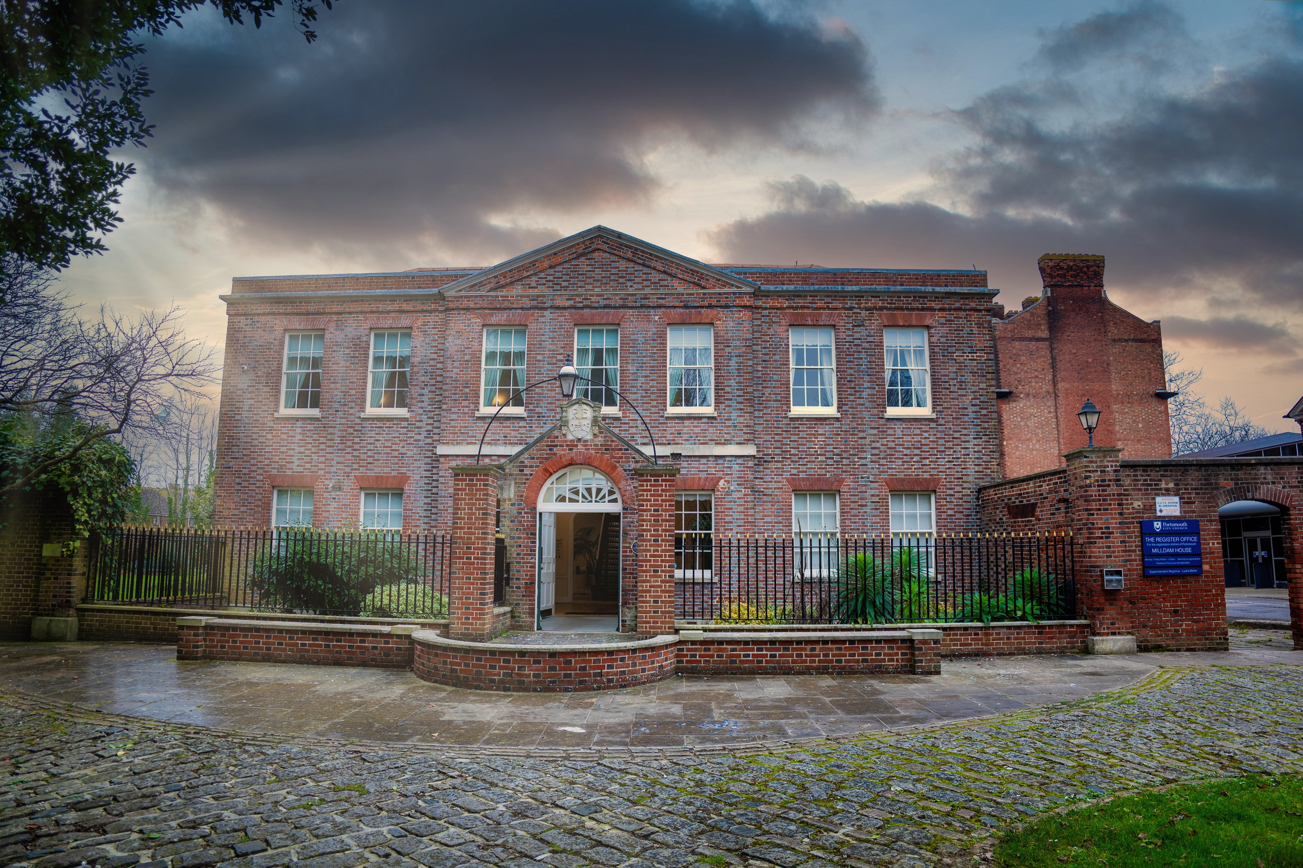 Milldam House, Burnaby Road, Portsmouth, PO1 3AF. Emotii si zambete sincere surprinse in fata Registry Office Portsmouth.