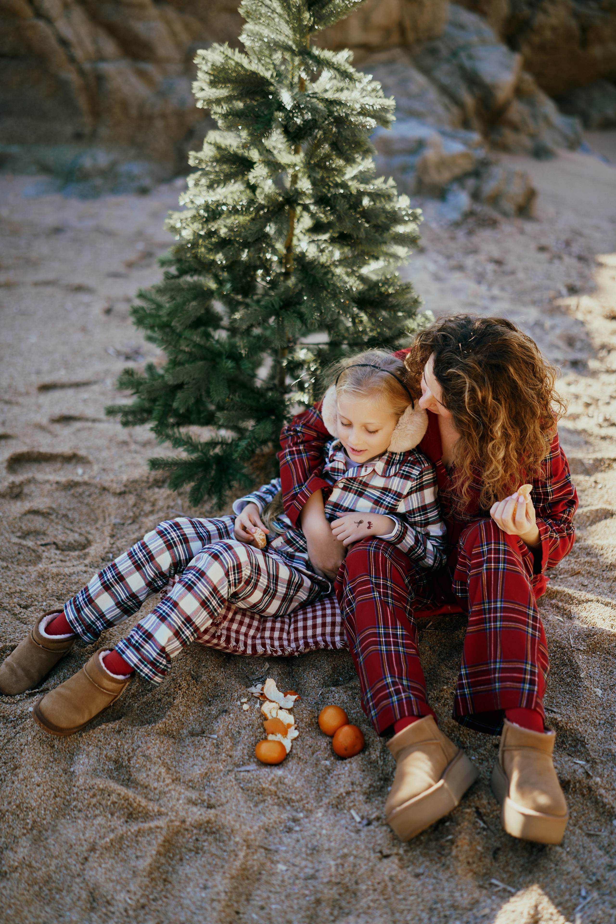 Пляж. Мама и дочь. Фотограф в Барселоне Жанна Захарченко