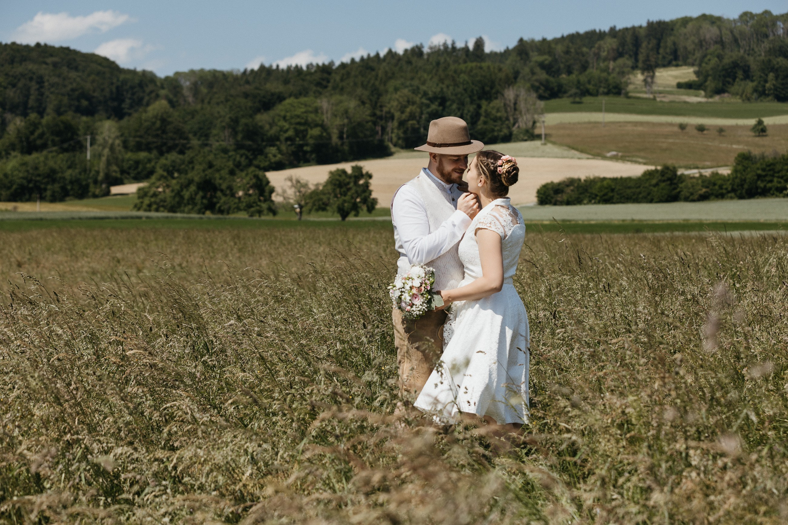 Rustikales Paar küsst sich auf offenem Feld, Baden-Württemberg
