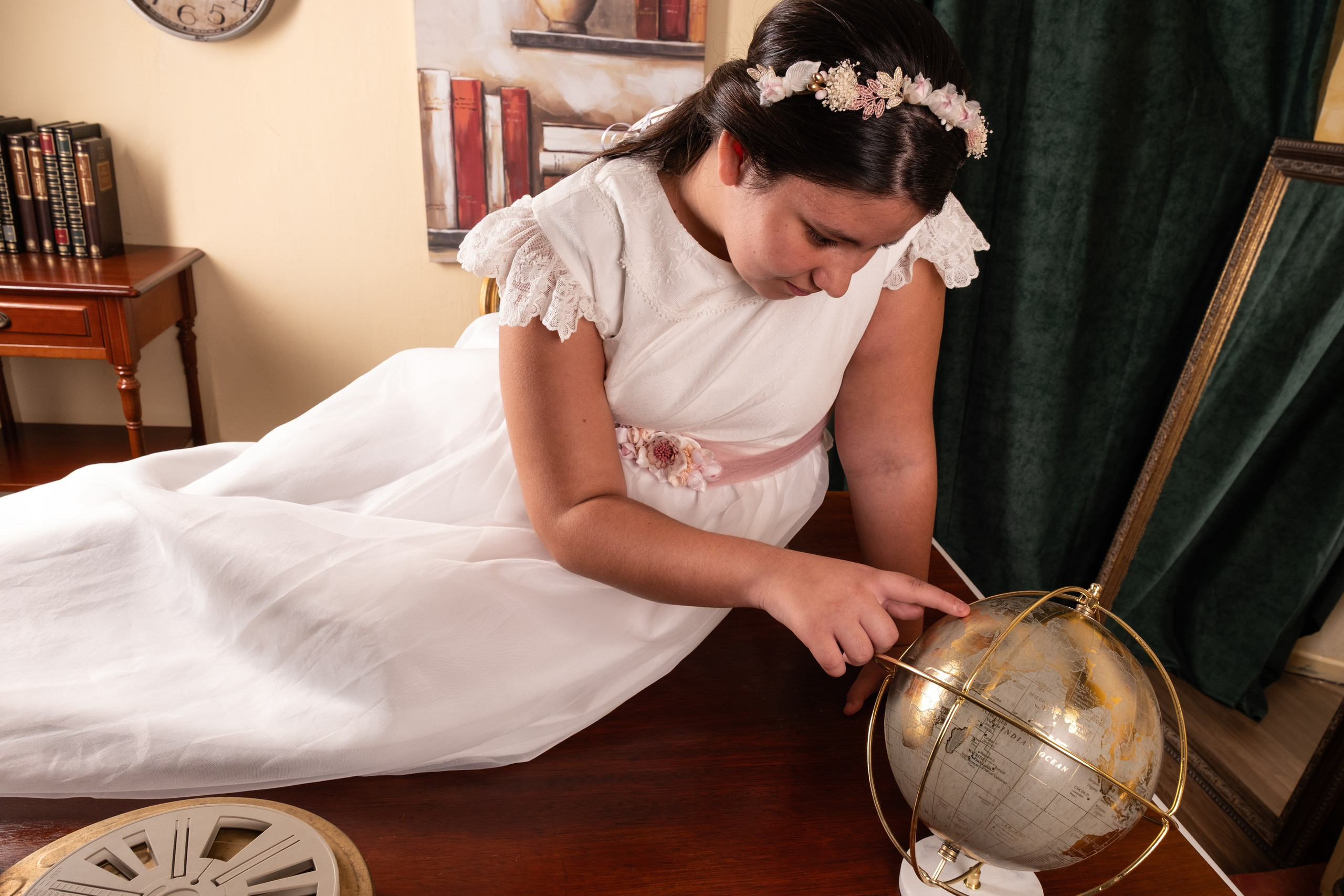 Retrato tierno de comunión en estudio fotográfico en Telde, Gran Canaria