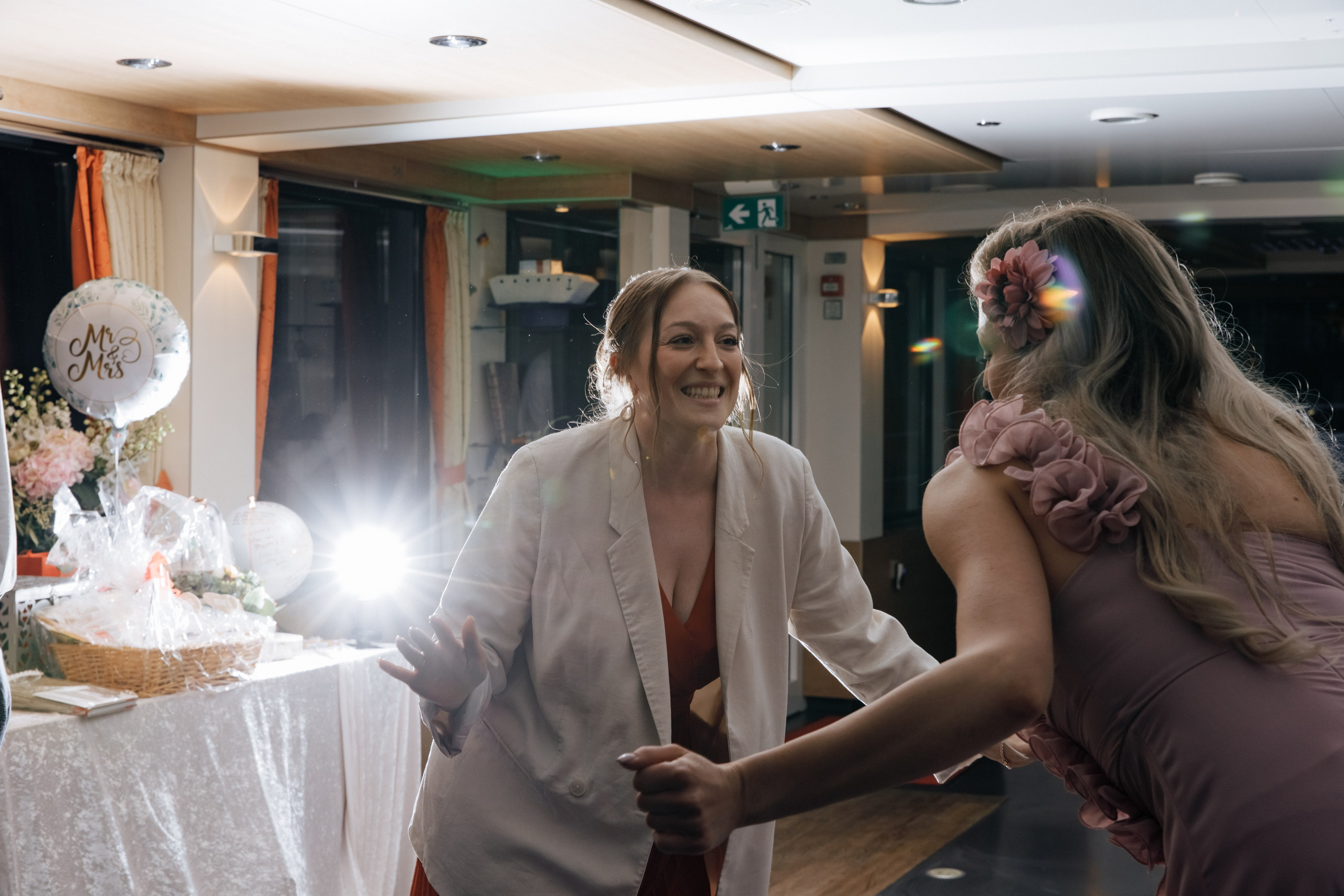 Die Brautjungfern tanzen fröhlich und ausgelassen.