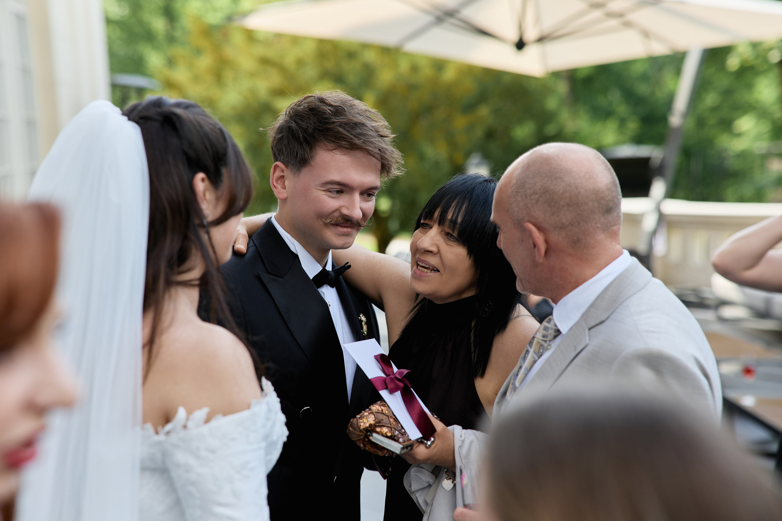 Wiktoria & Kacper. Pałac Goetz. Fotograf ślubny i rodzinny w Krakowie Yana Klymova
