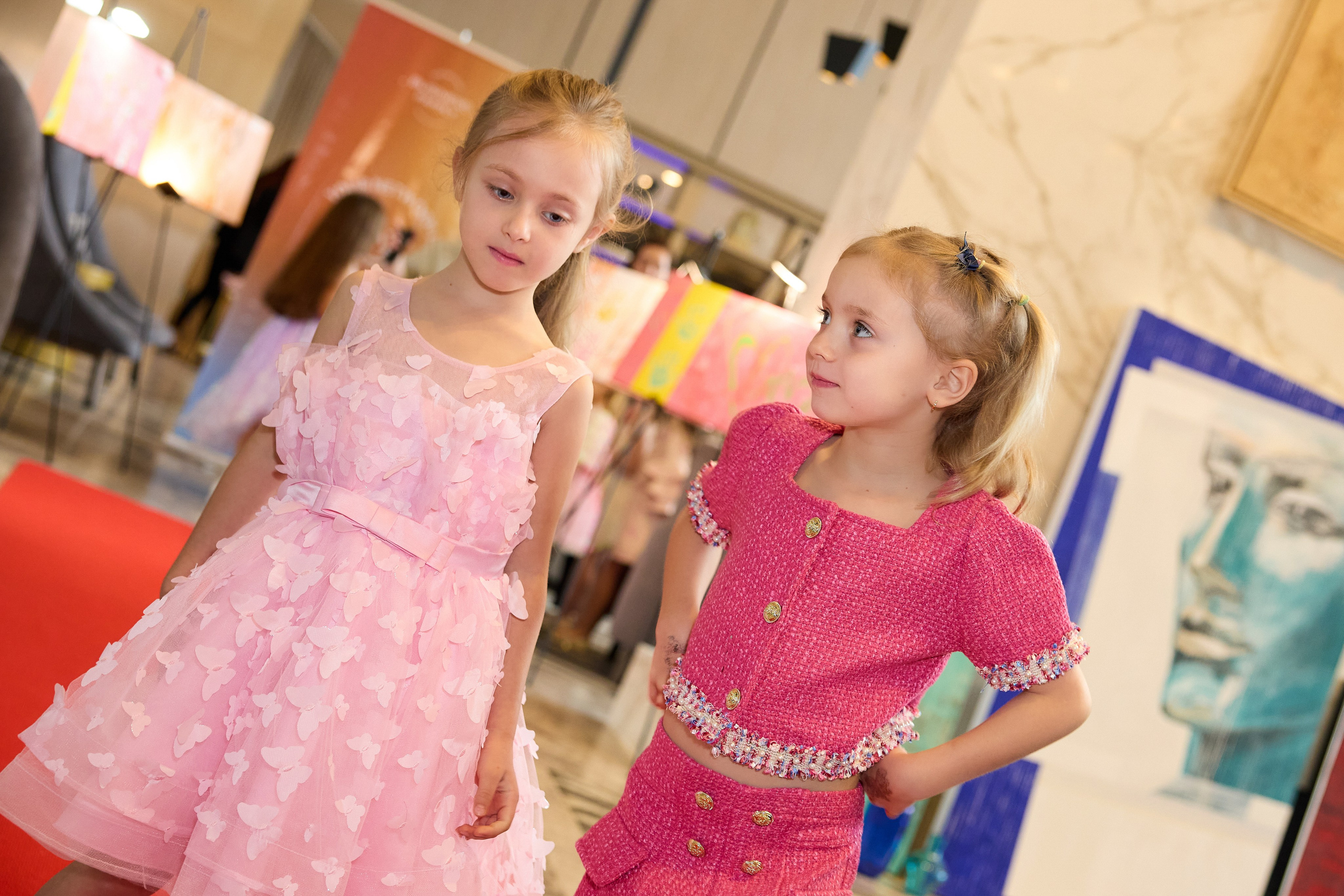 Авторская благотворительная художественная выставка Дианы Бортник. Фотограф Юлия Маковеева