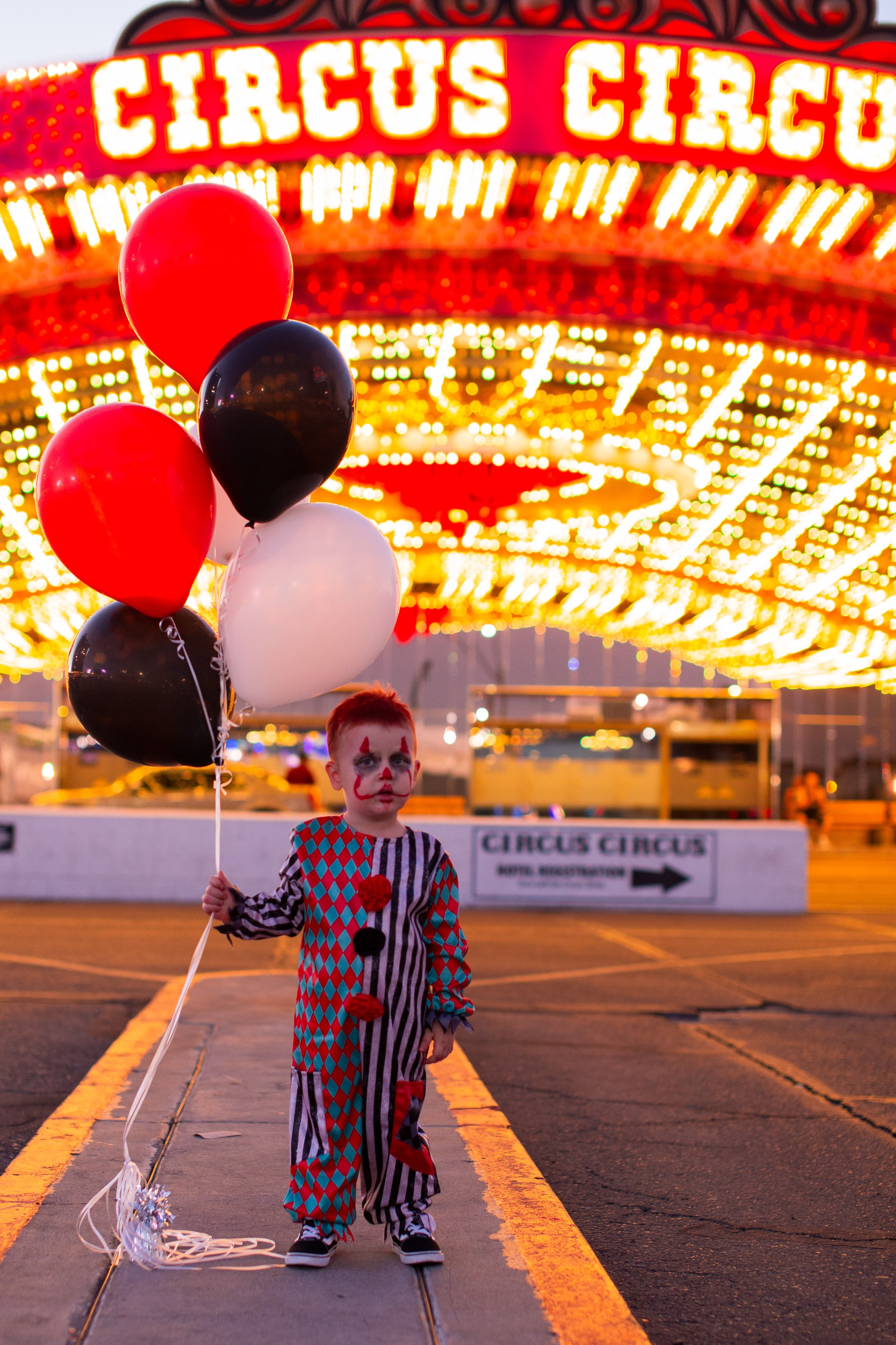 Crazy clowns. Wedding & elopement photographer Viktoriya Kravtsov. Las Vegas