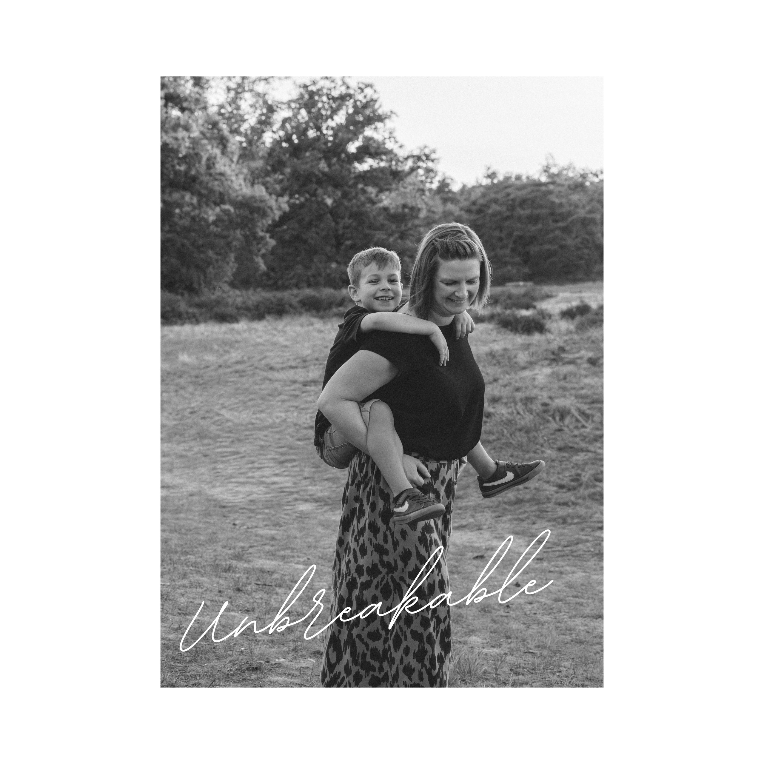 Kapture Fotografie - Mama en zoon tijdens een spontane familie fotoshoot op de Kesselse Heide bij Antwerpen