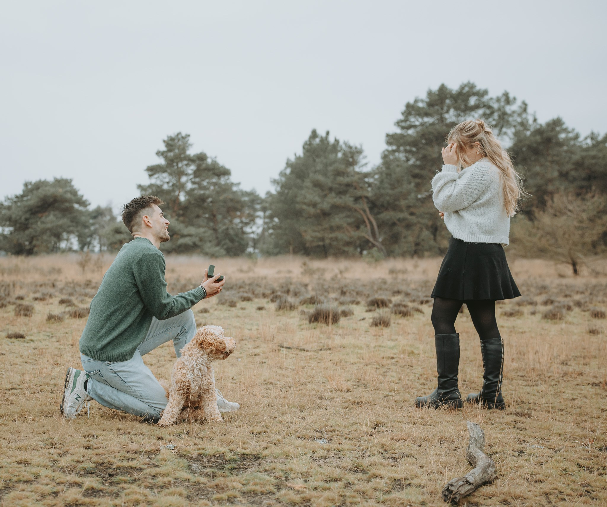 Wandeling door heide tijdens koppel fotoshoot - Kapture Fotografie