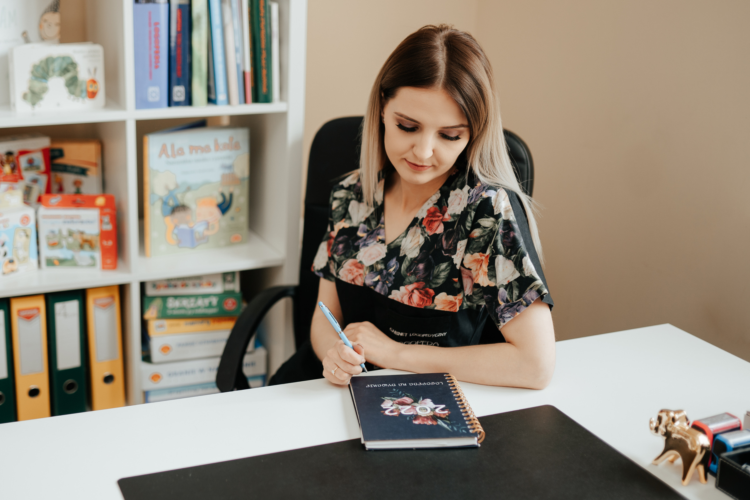 SESJA BIZNESOWA: Logopeda na dywanie. Karkowskafoto - fotografia miłości