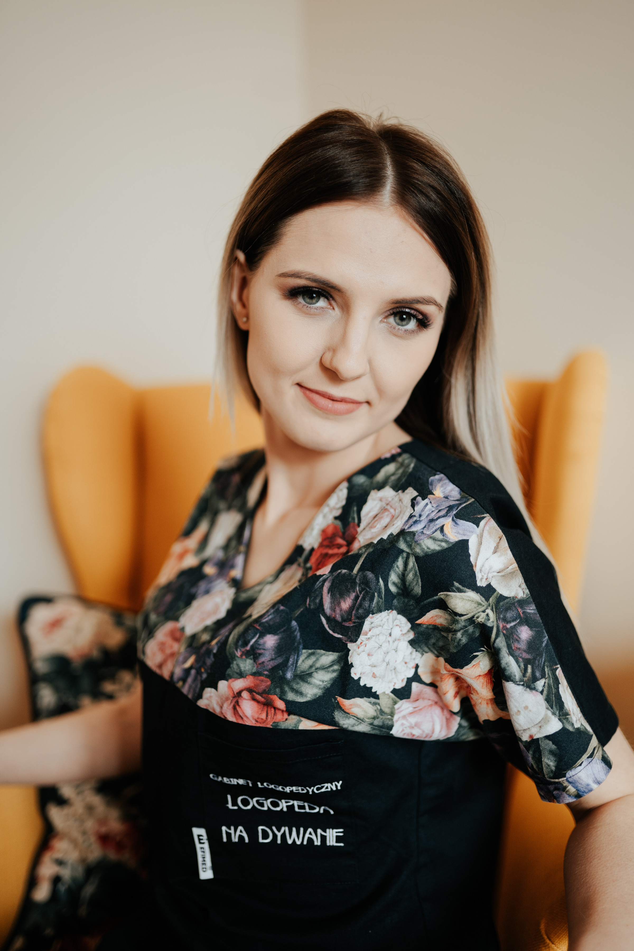 SESJA BIZNESOWA: Logopeda na dywanie. Karkowskafoto - fotografia miłości