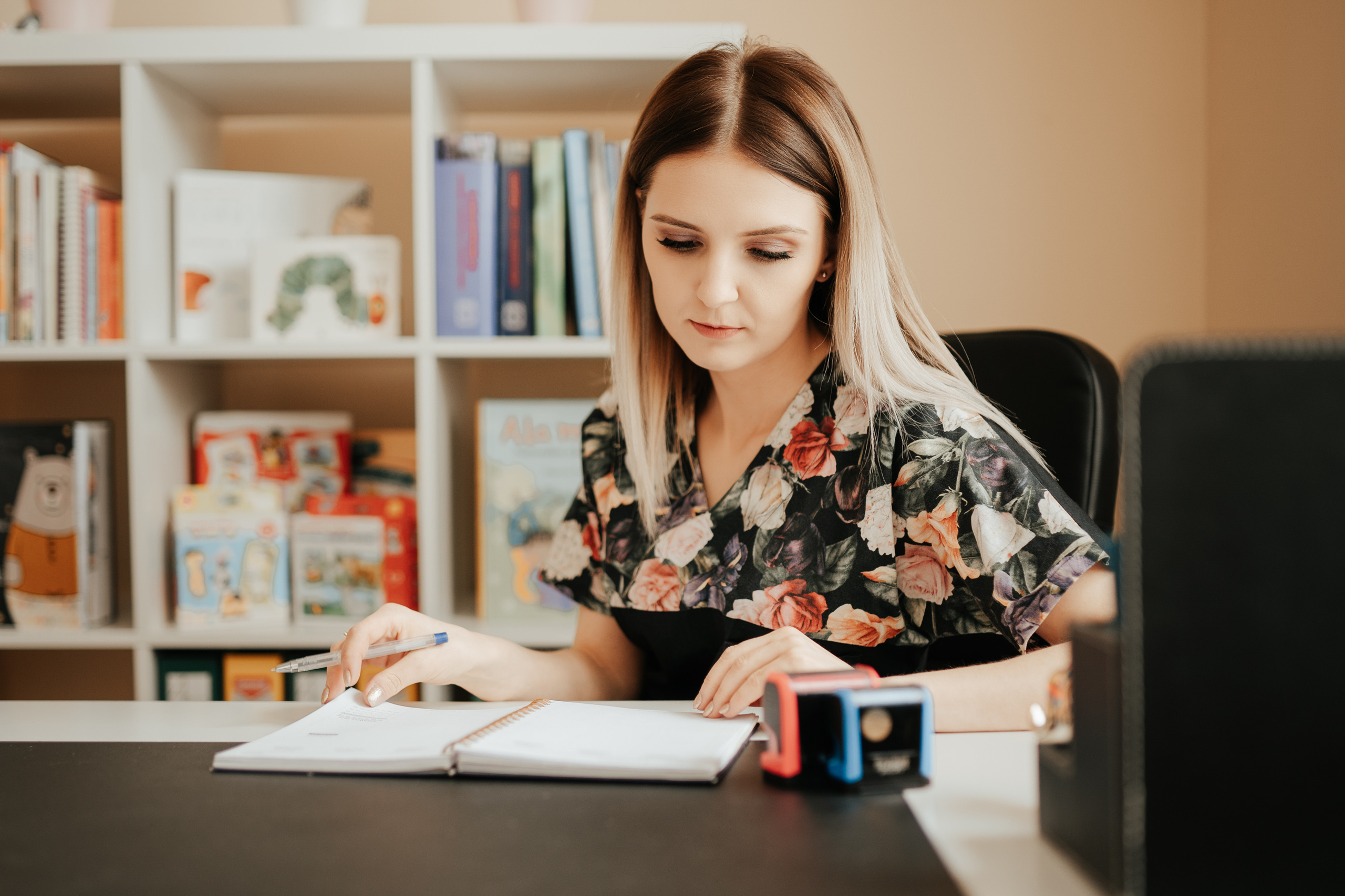 SESJA BIZNESOWA: Logopeda na dywanie. Karkowskafoto - fotografia miłości