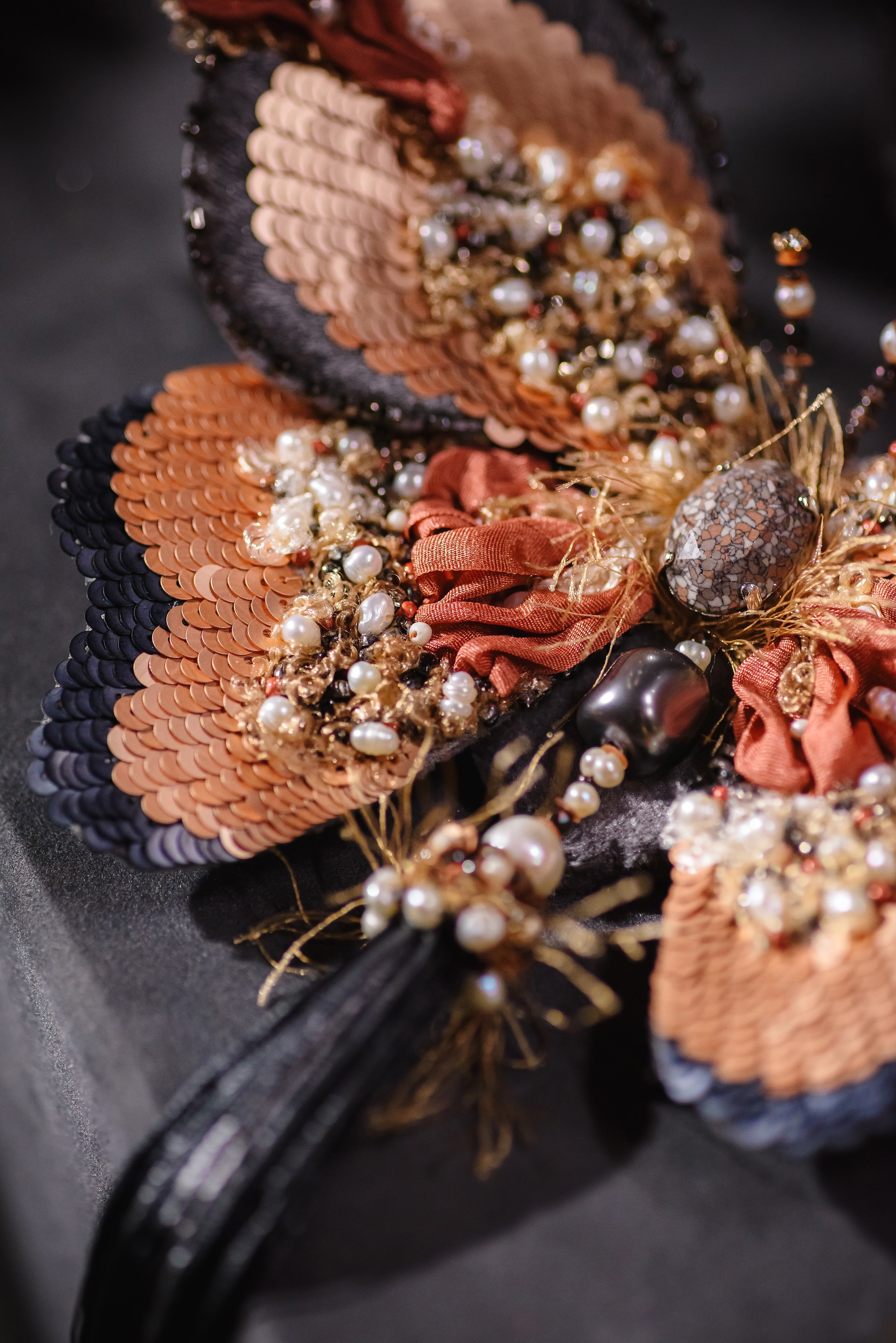 Embroidery of Inga Marita School. Fotogrāfs Rīgā. Gīmenes, individuālās un dažādu produktu fotosesijas