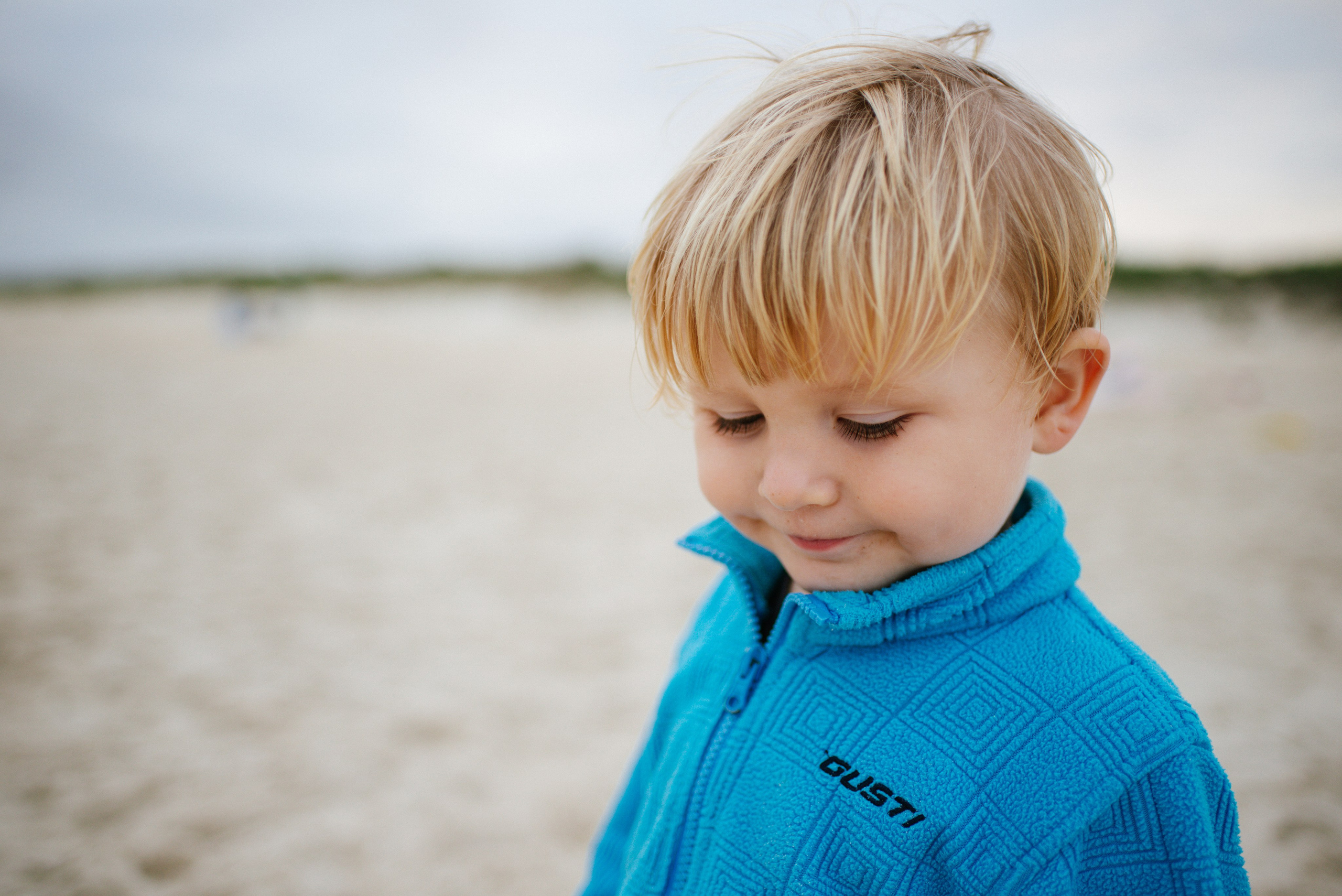Joga de frisbee. Fotógrafo de família e crianças